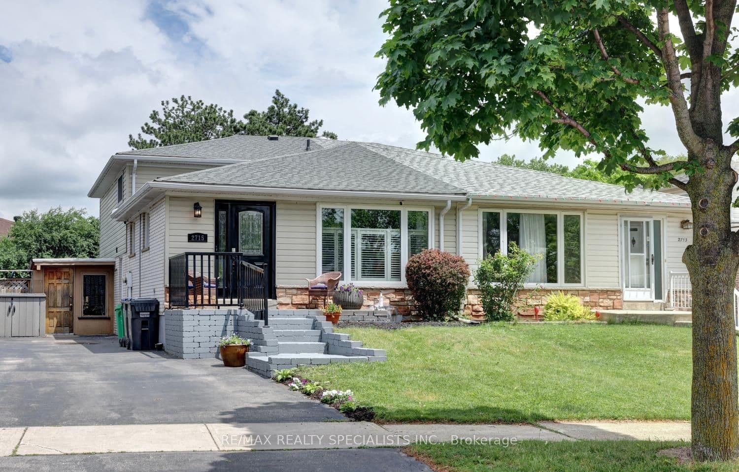 2715 Hollington Crescent photo 1
