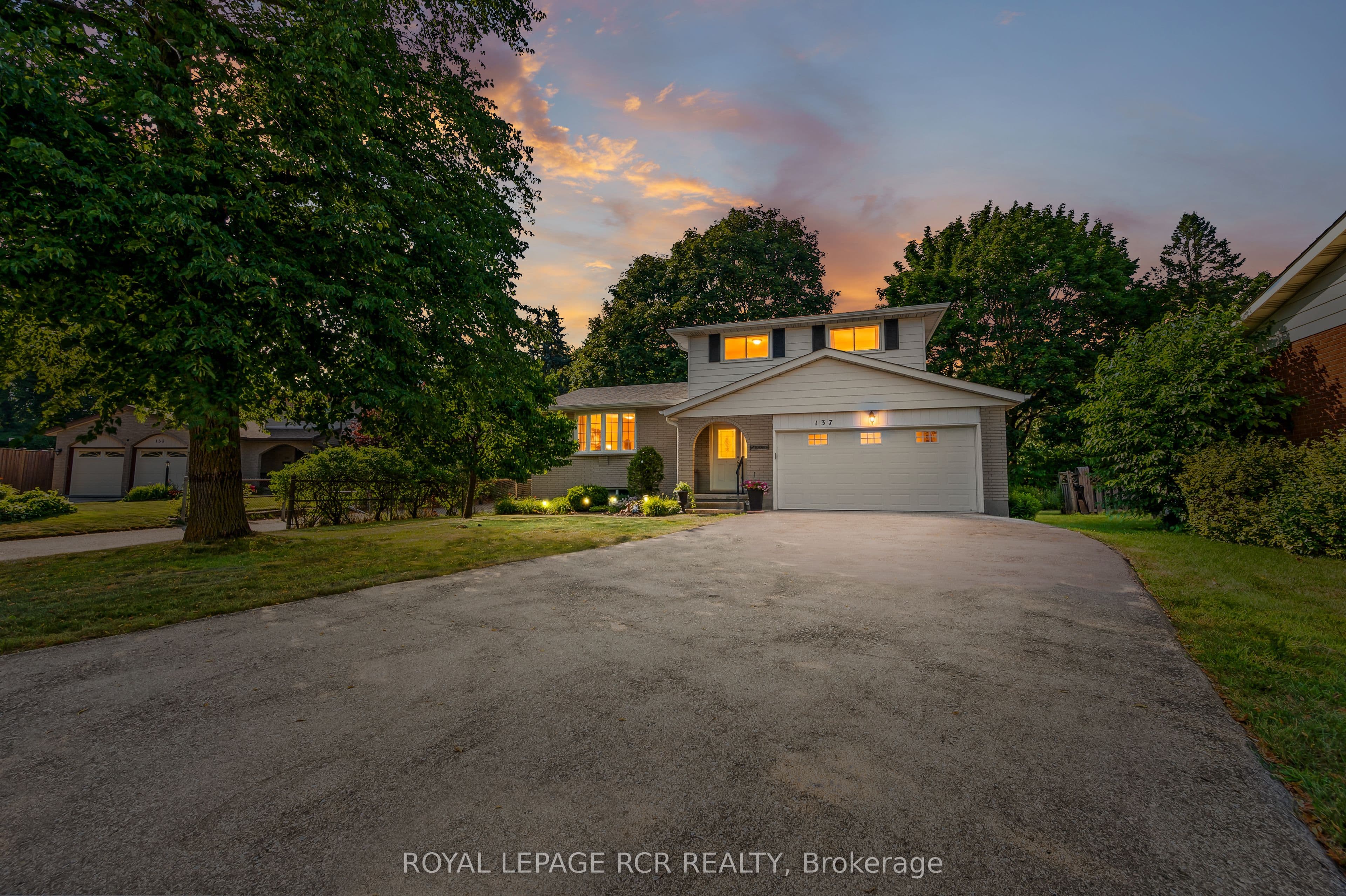137 White Pine Crescent photo 1