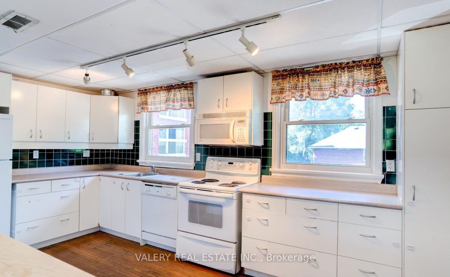 Unit 301 47 Ranleigh Avenue photo 1