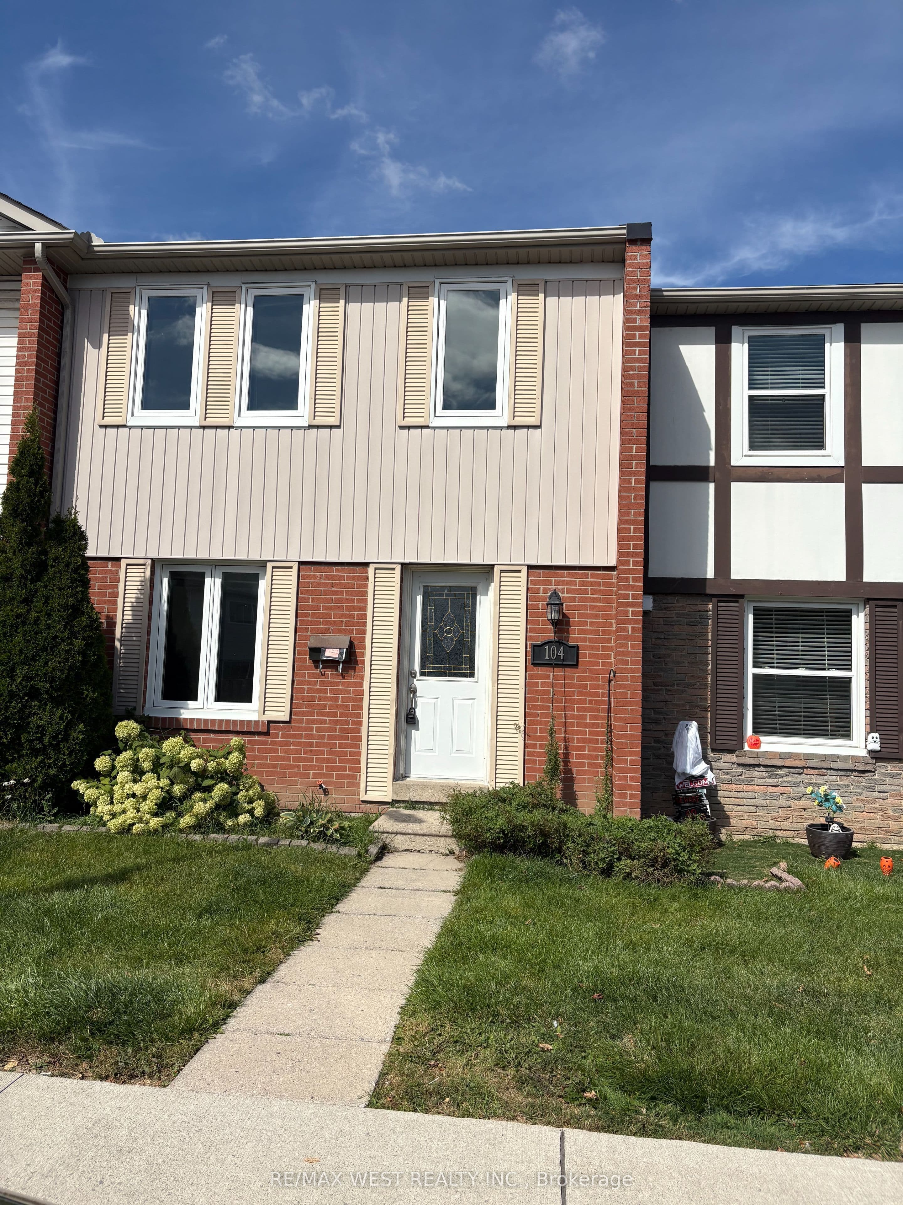 Unit 104 900 Central Park Drive photo 1