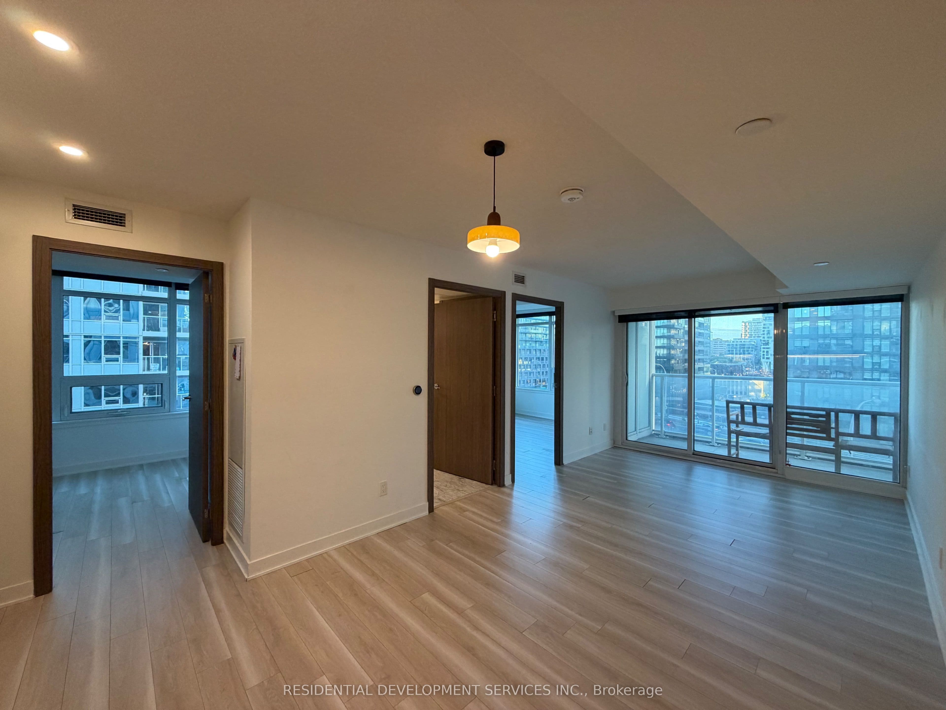 Unit 906 17 Bathurst Street photo 1