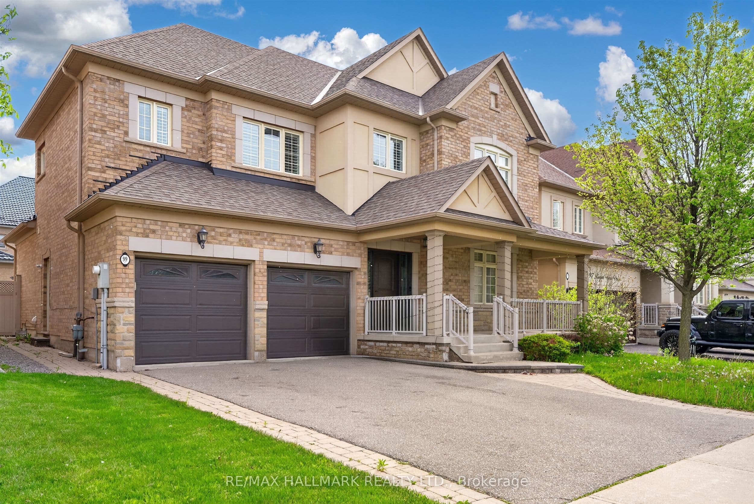 99 Royal West Drive photo 1
