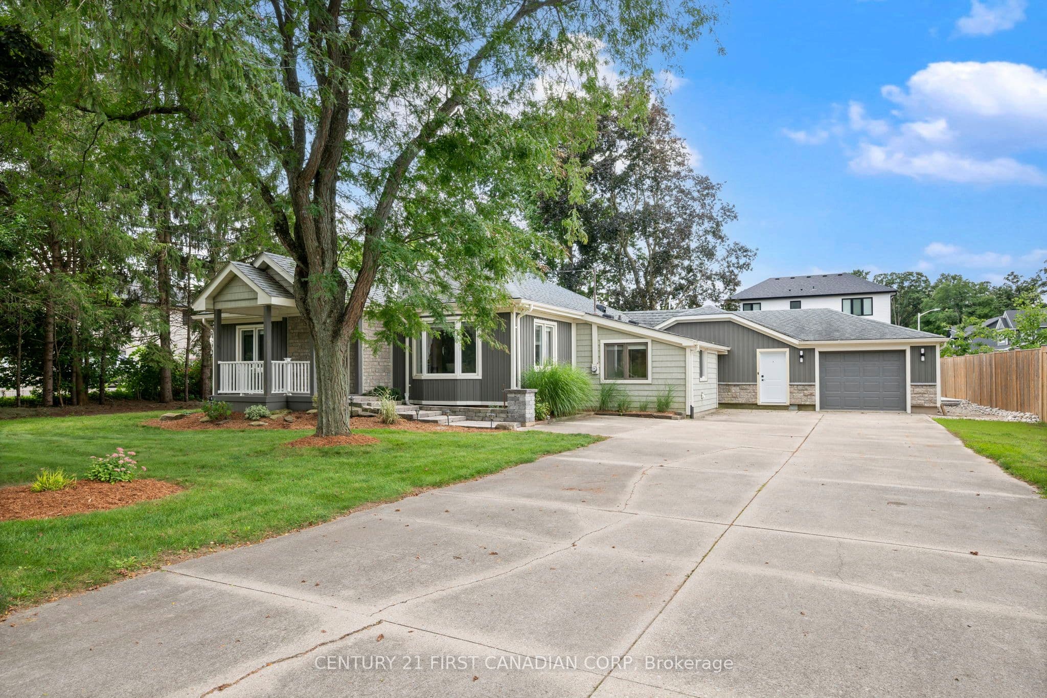 22697 ADELAIDE Road photo 1