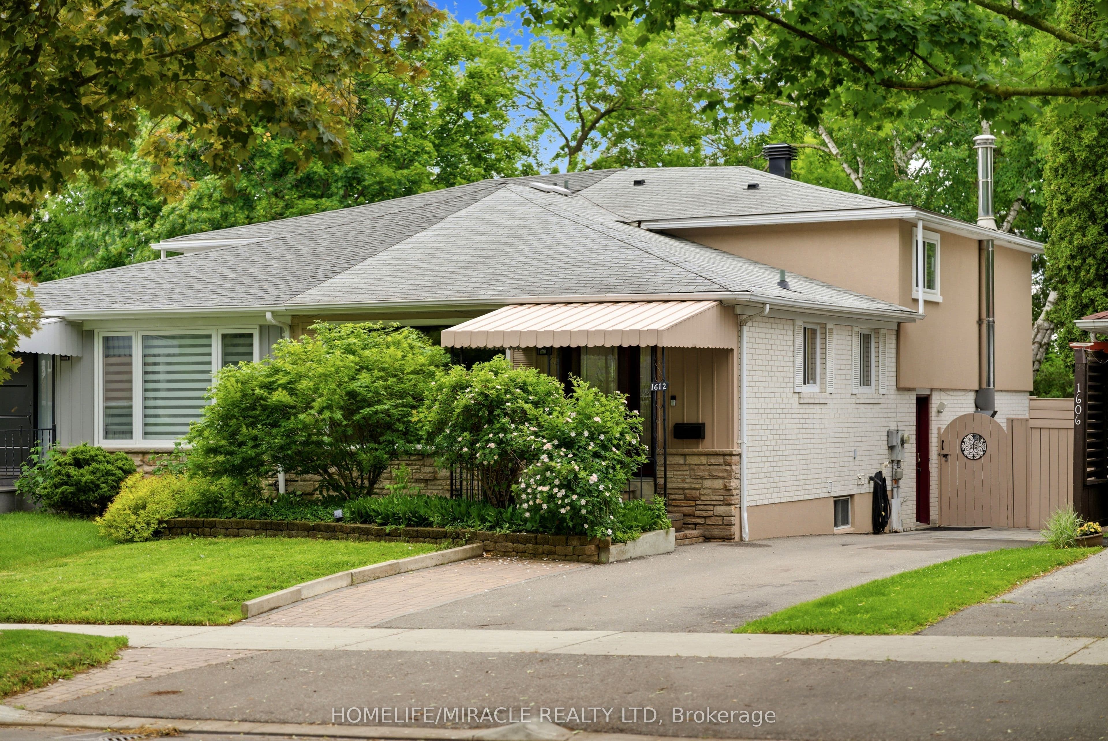 1612 Wavell Crescent photo 1