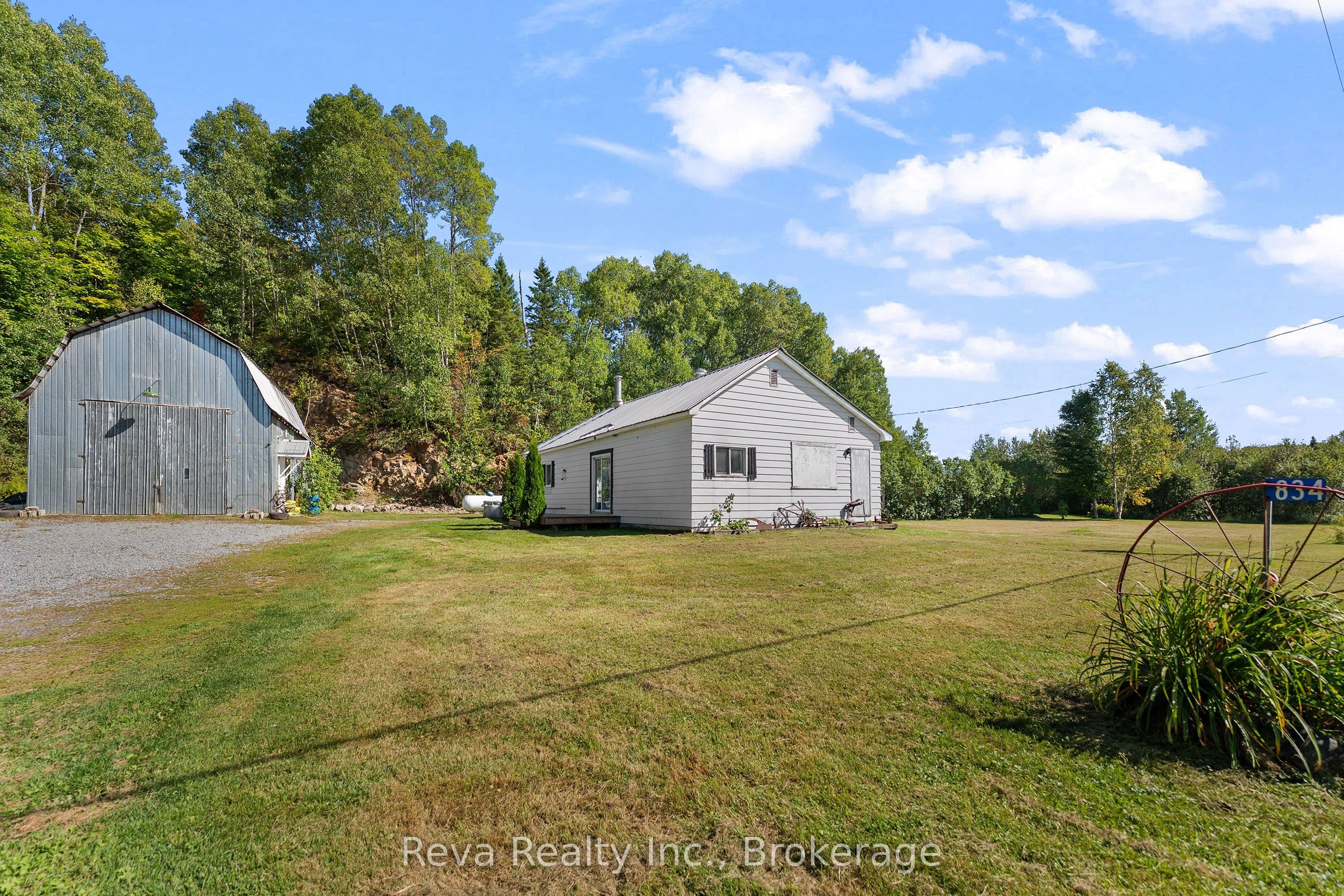 834 Hybla Road photo 1