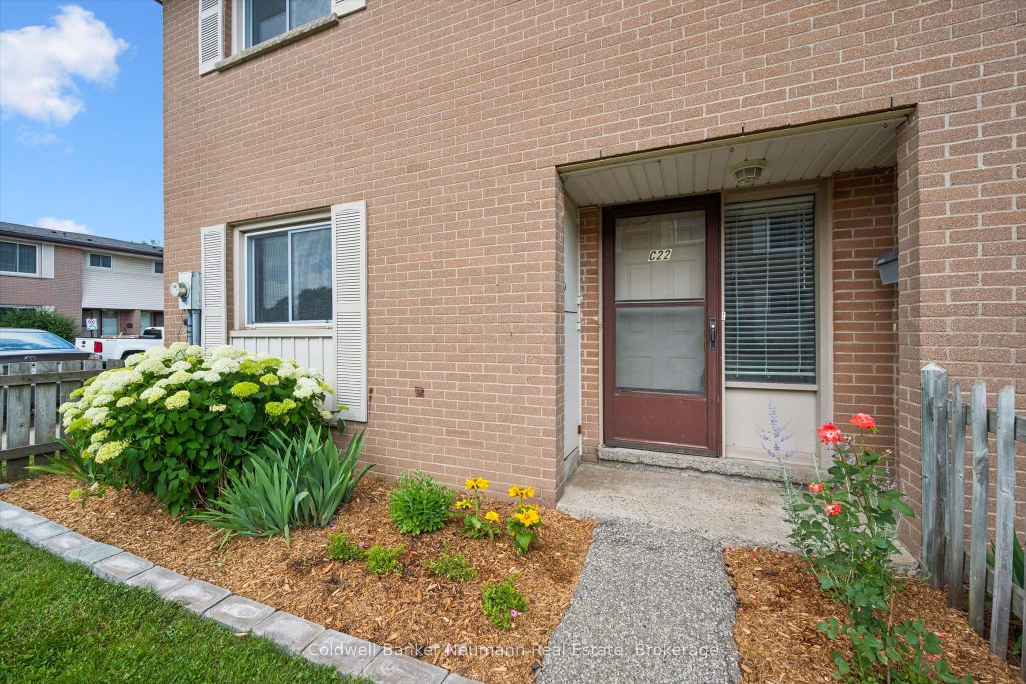 Unit C-22 427 Victoria Road photo 1