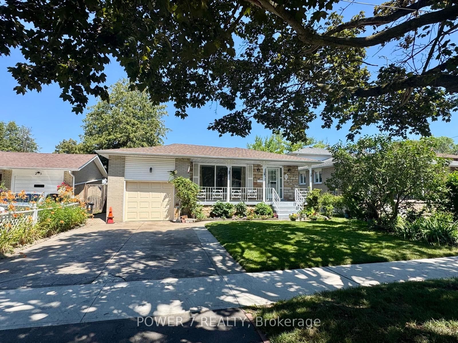 23 Donnacona Crescent photo 1