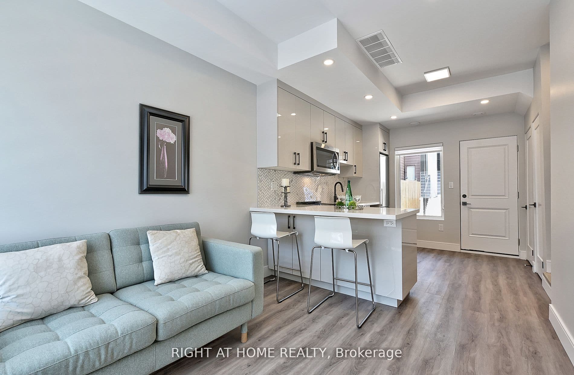 Unit 4 131 Brock Avenue photo 1