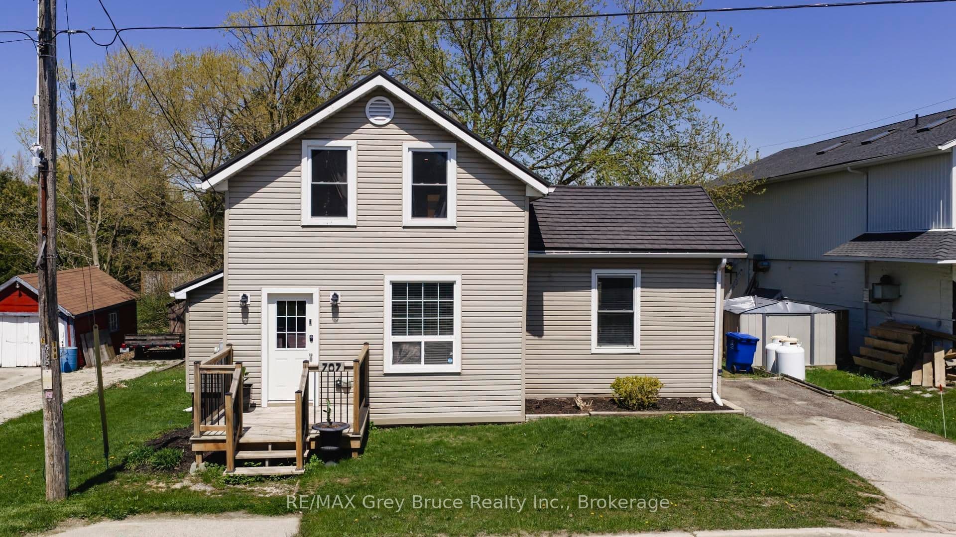 707 Queen Street photo 1