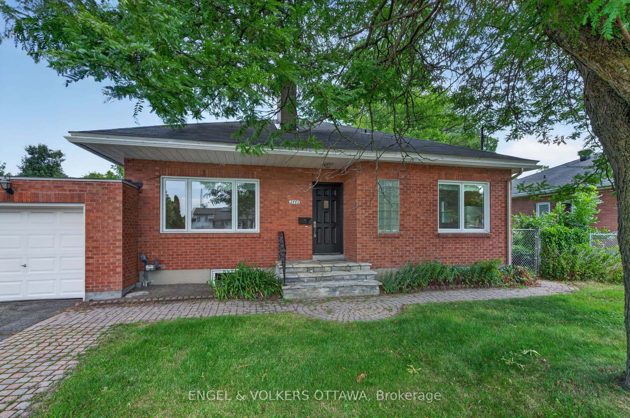 2445 Alta Vista Drive photo 1