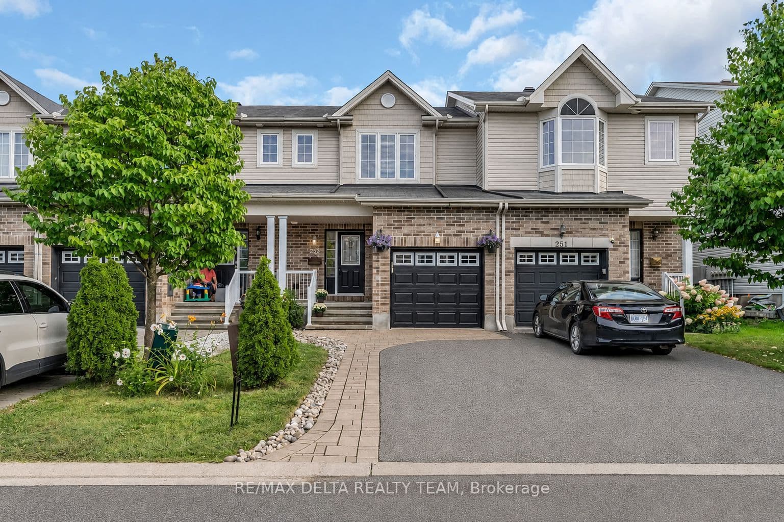 253 Cityview Crescent photo 1