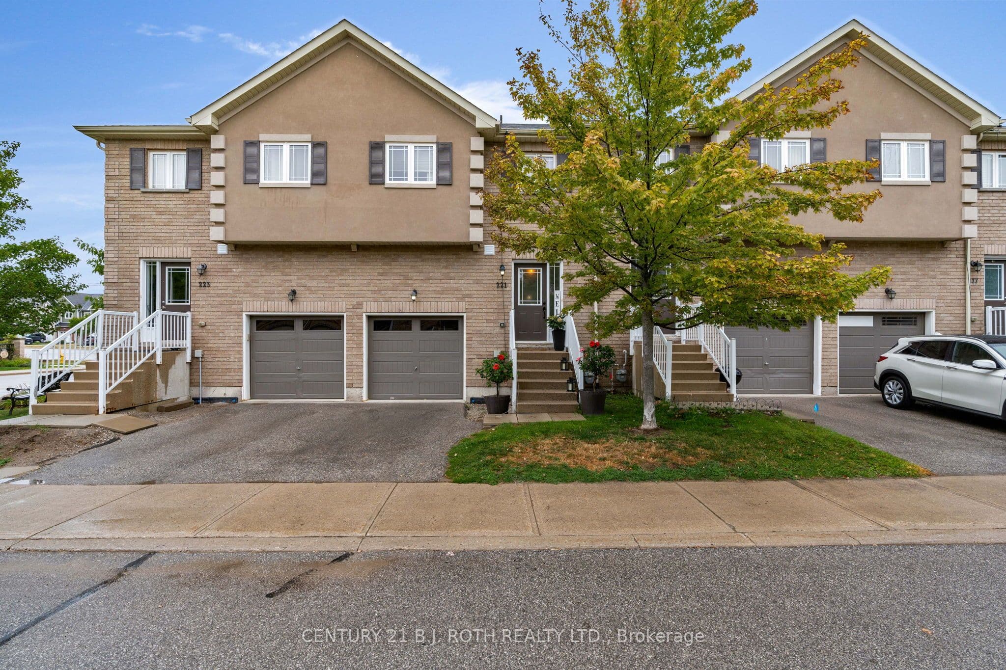 221 Harvie Road photo 1