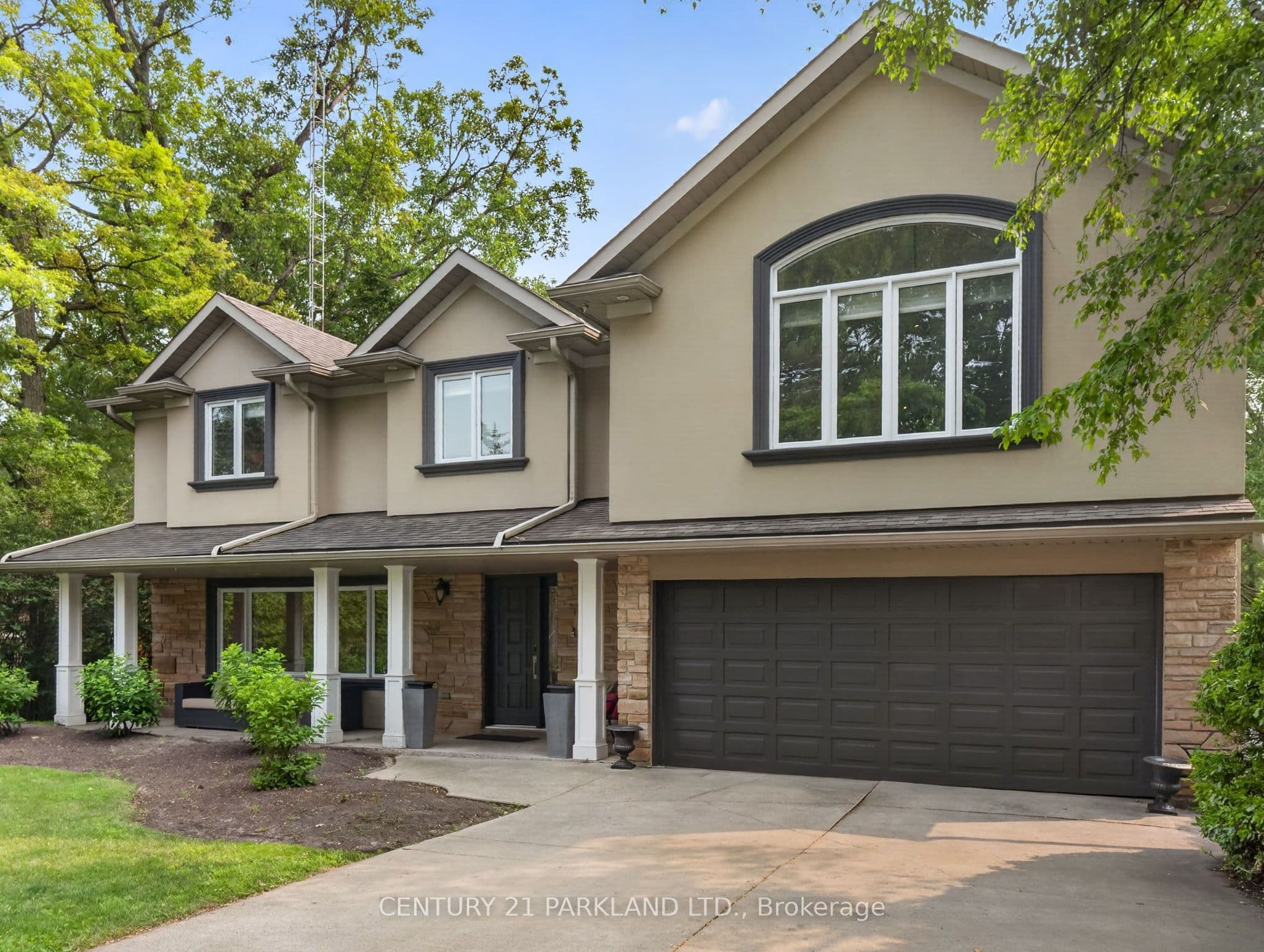 1302 Hillview Crescent photo 1
