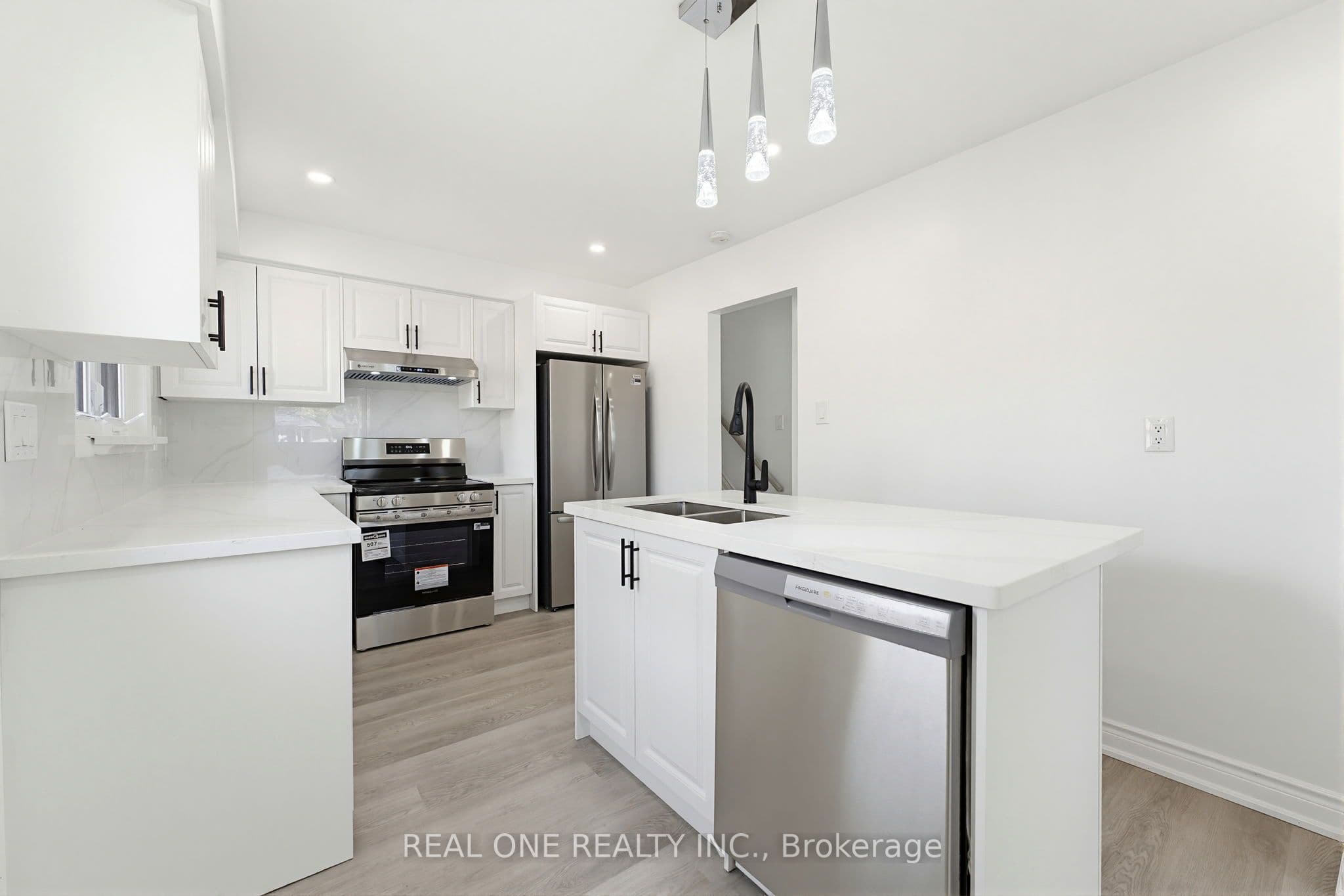 63 Palm Crescent photo 1