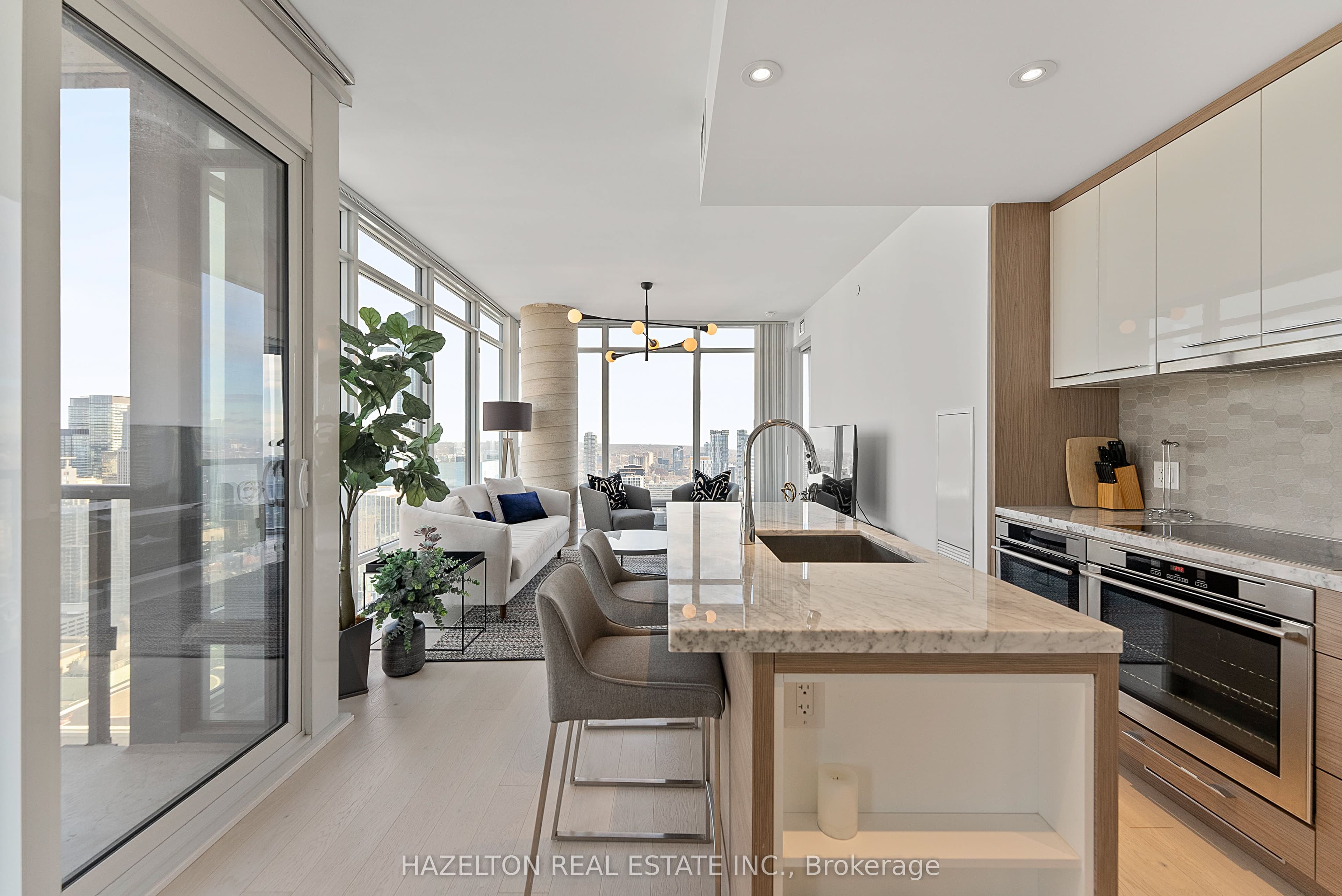 Unit 3402 488 University Avenue photo 1