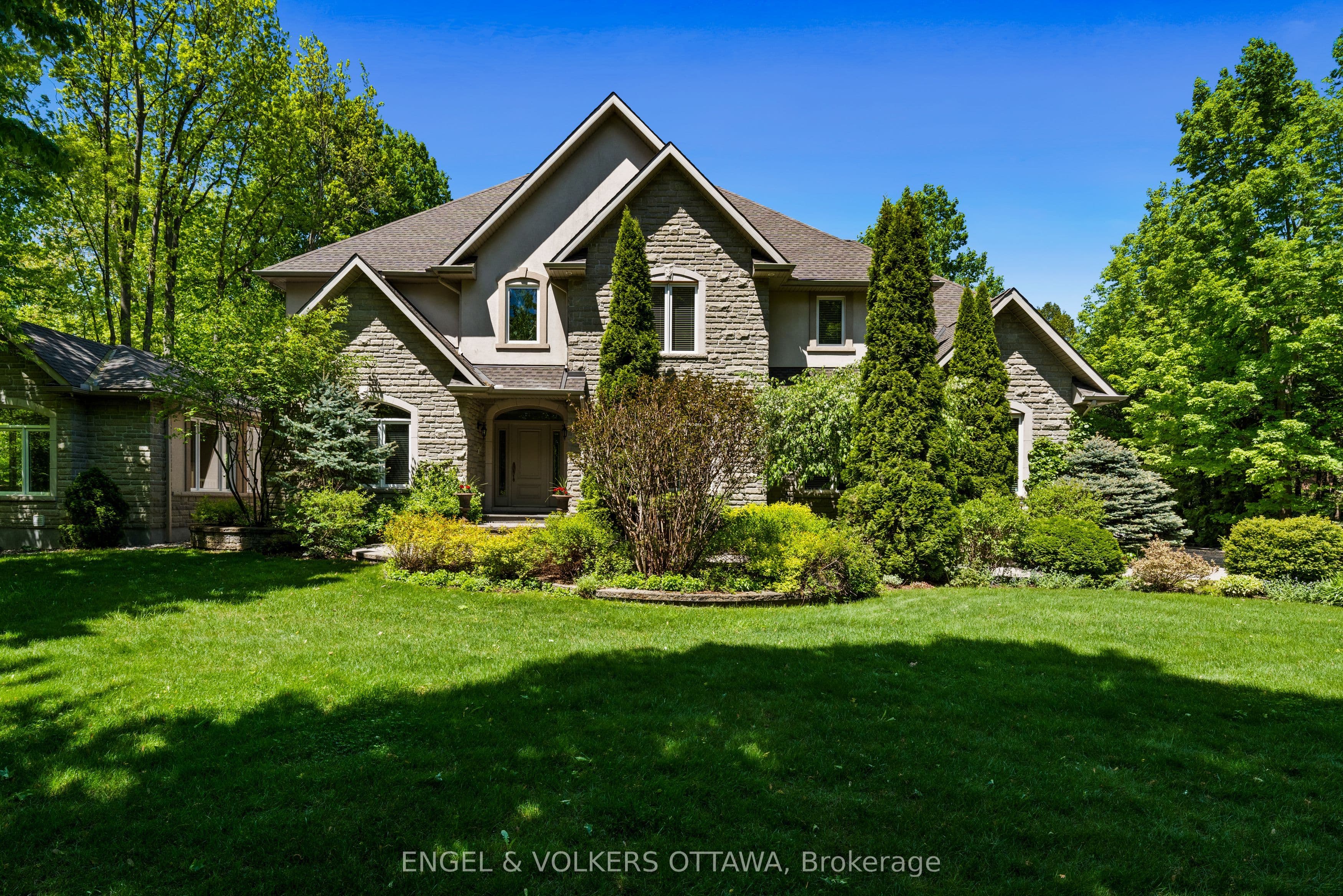 6005 Earlscourt Crescent photo 1