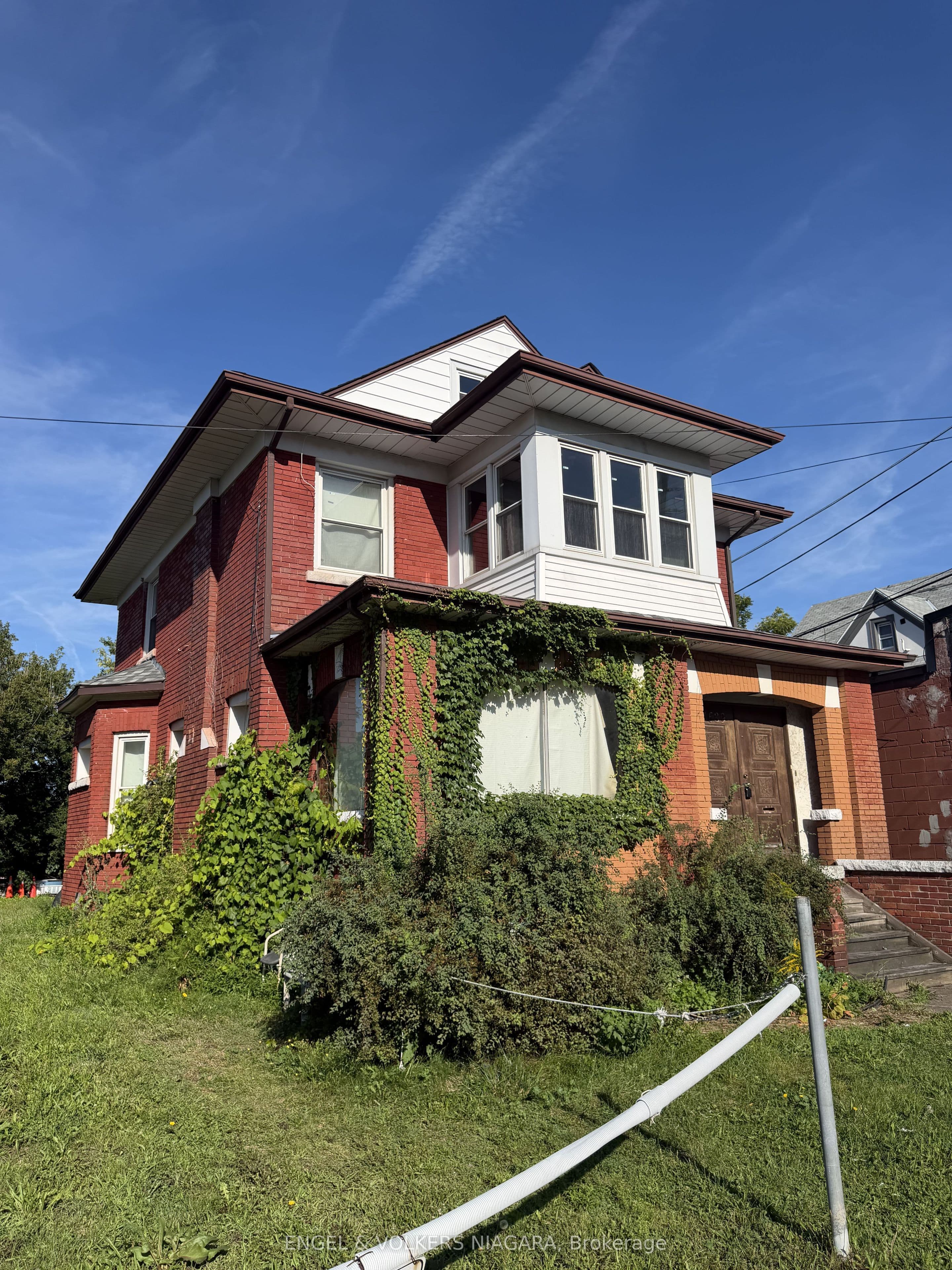 4689 Crysler Avenue photo 1