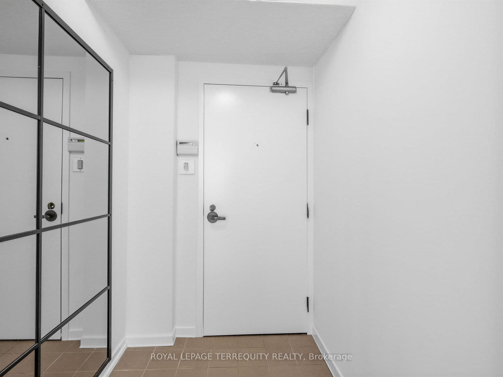 Unit 210 25 Maitland Street photo 1
