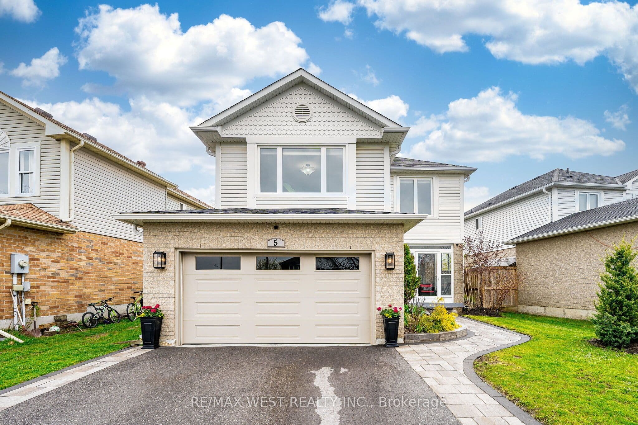 5 Moir Crescent photo 1
