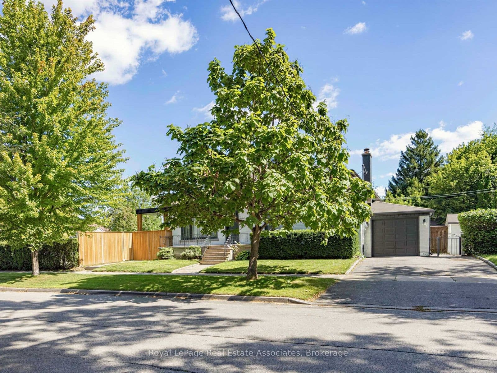 25 Treeview Drive photo 1