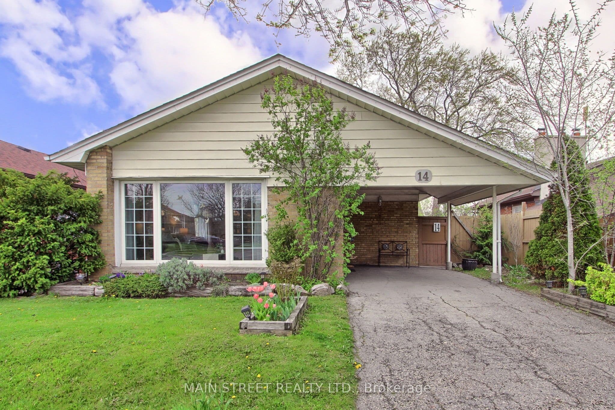14 Westhampton Drive photo 1