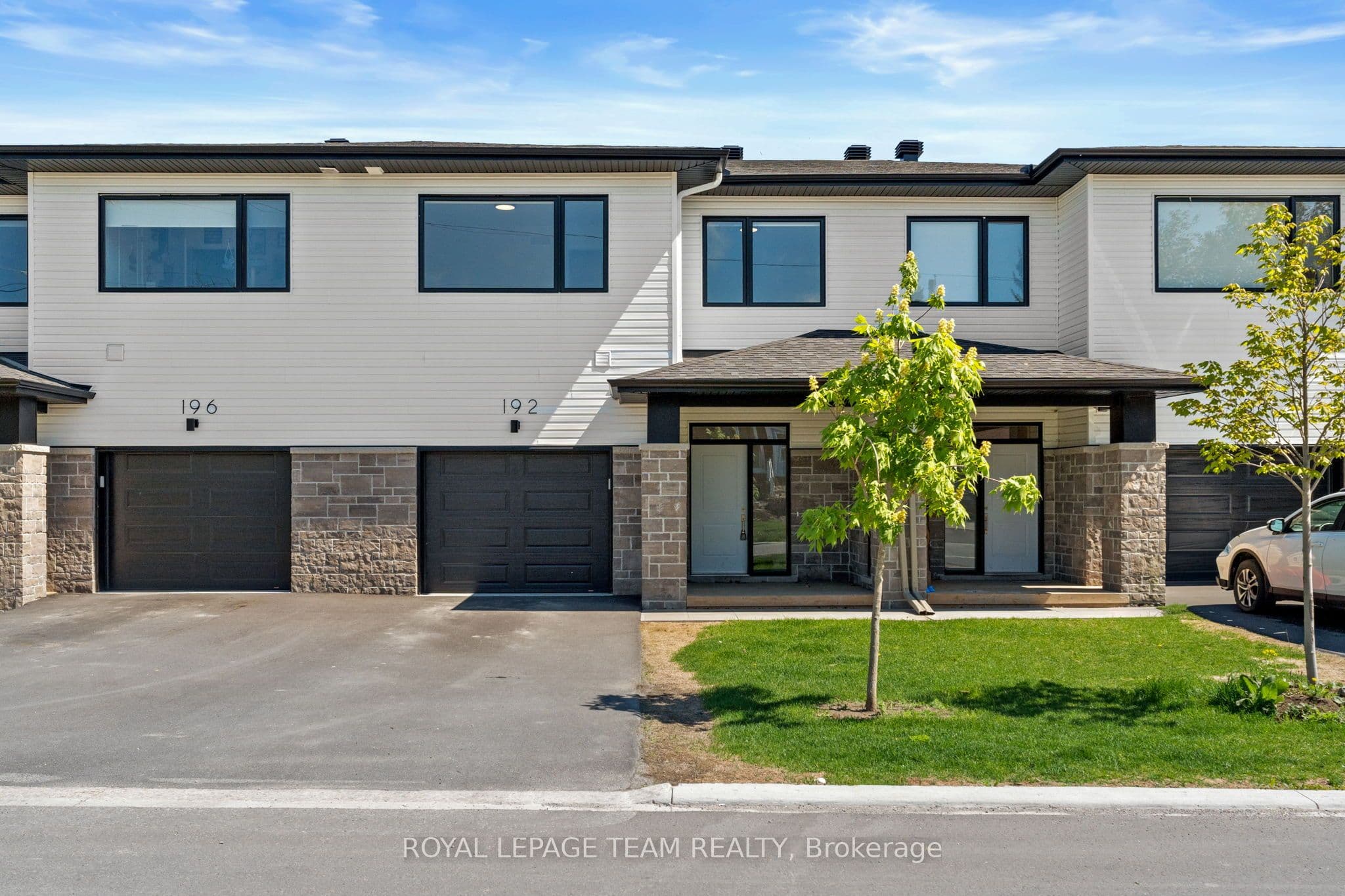 192 ADELAIDE Street photo 1