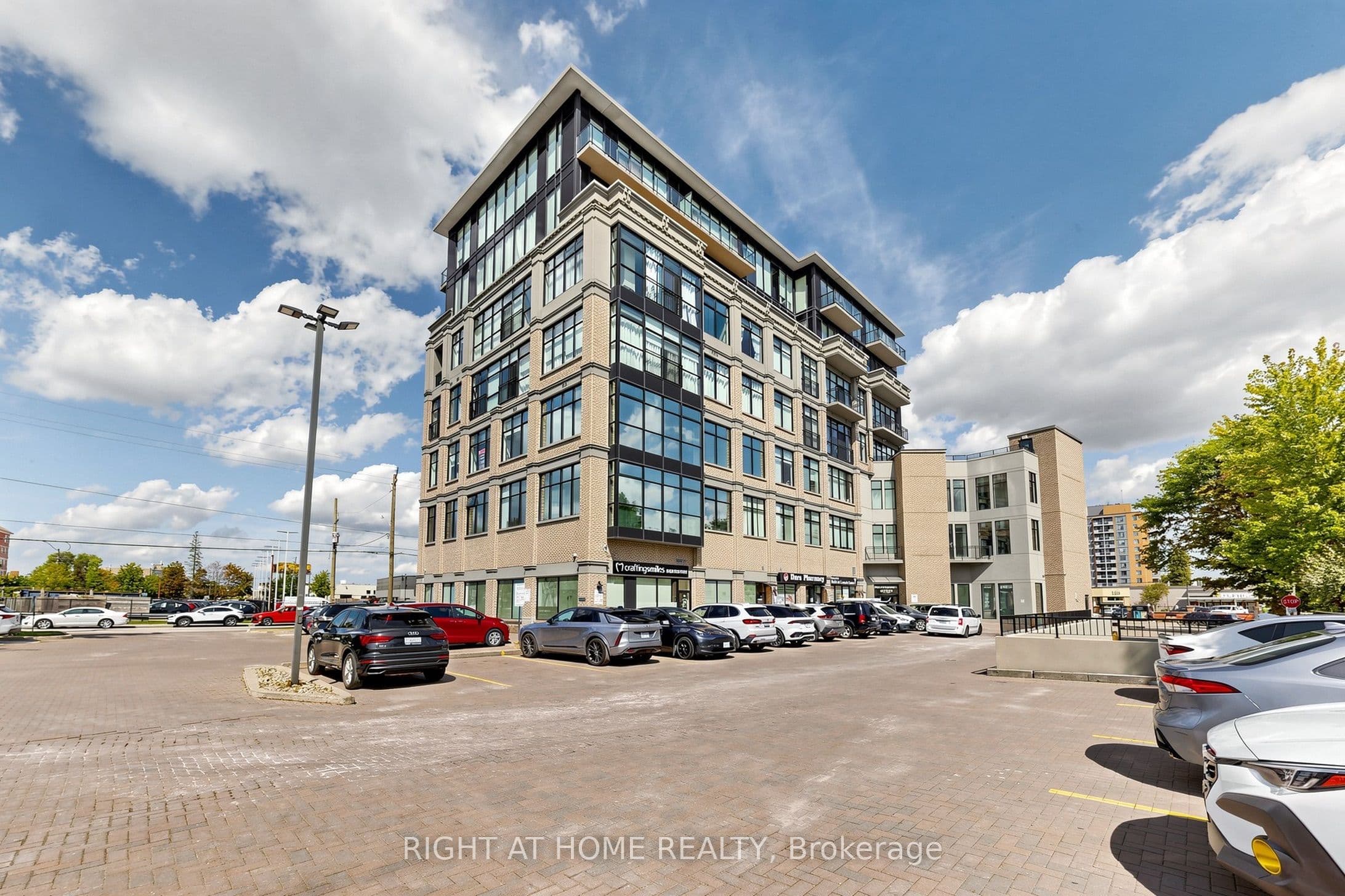 Unit 306 10376 Yonge Street photo 1