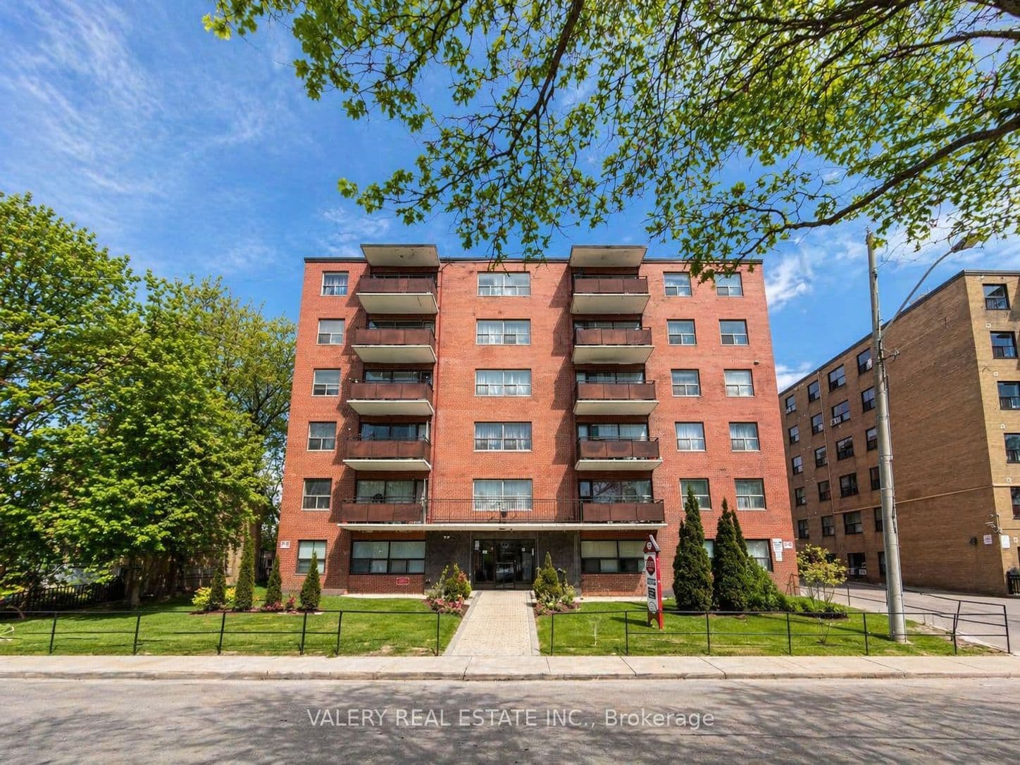 Unit 304 11 Glenburn Avenue photo 1