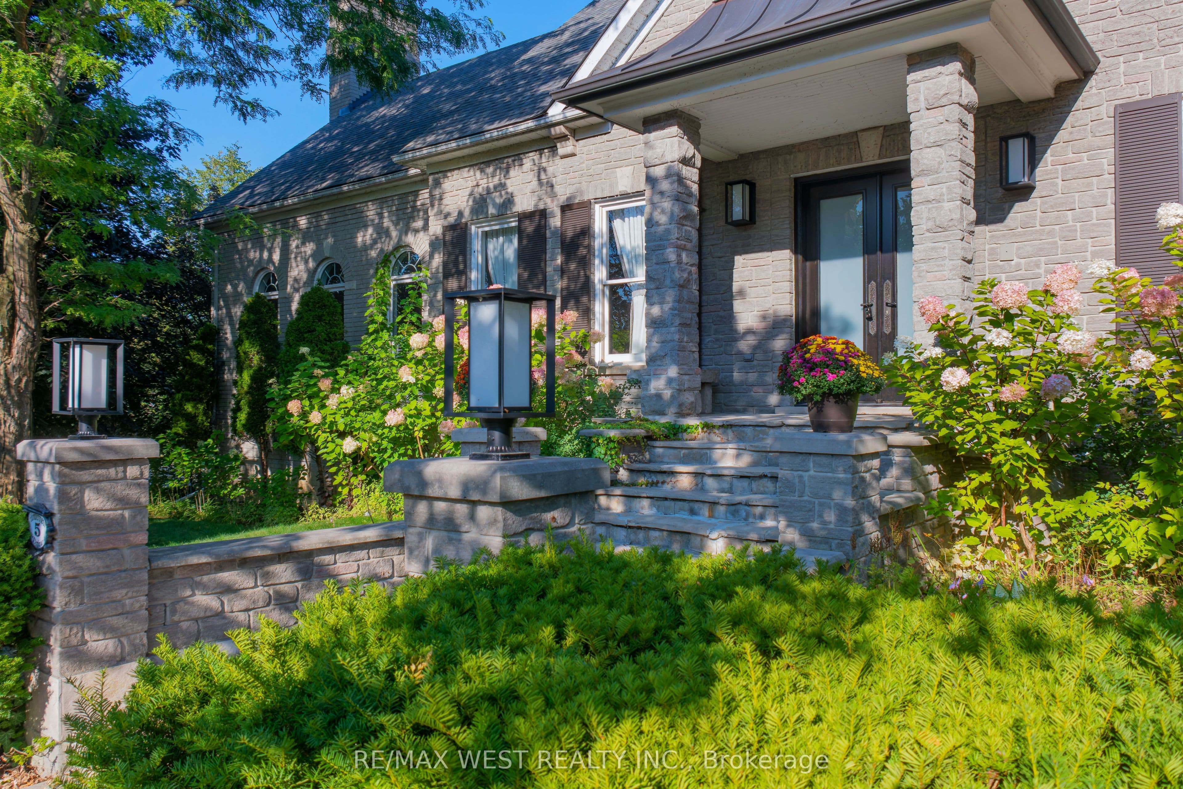 5 Humberview Drive photo 1
