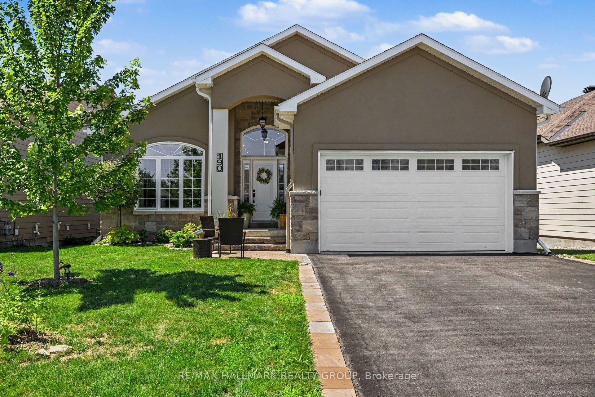 190 Sheppard Avenue photo 1