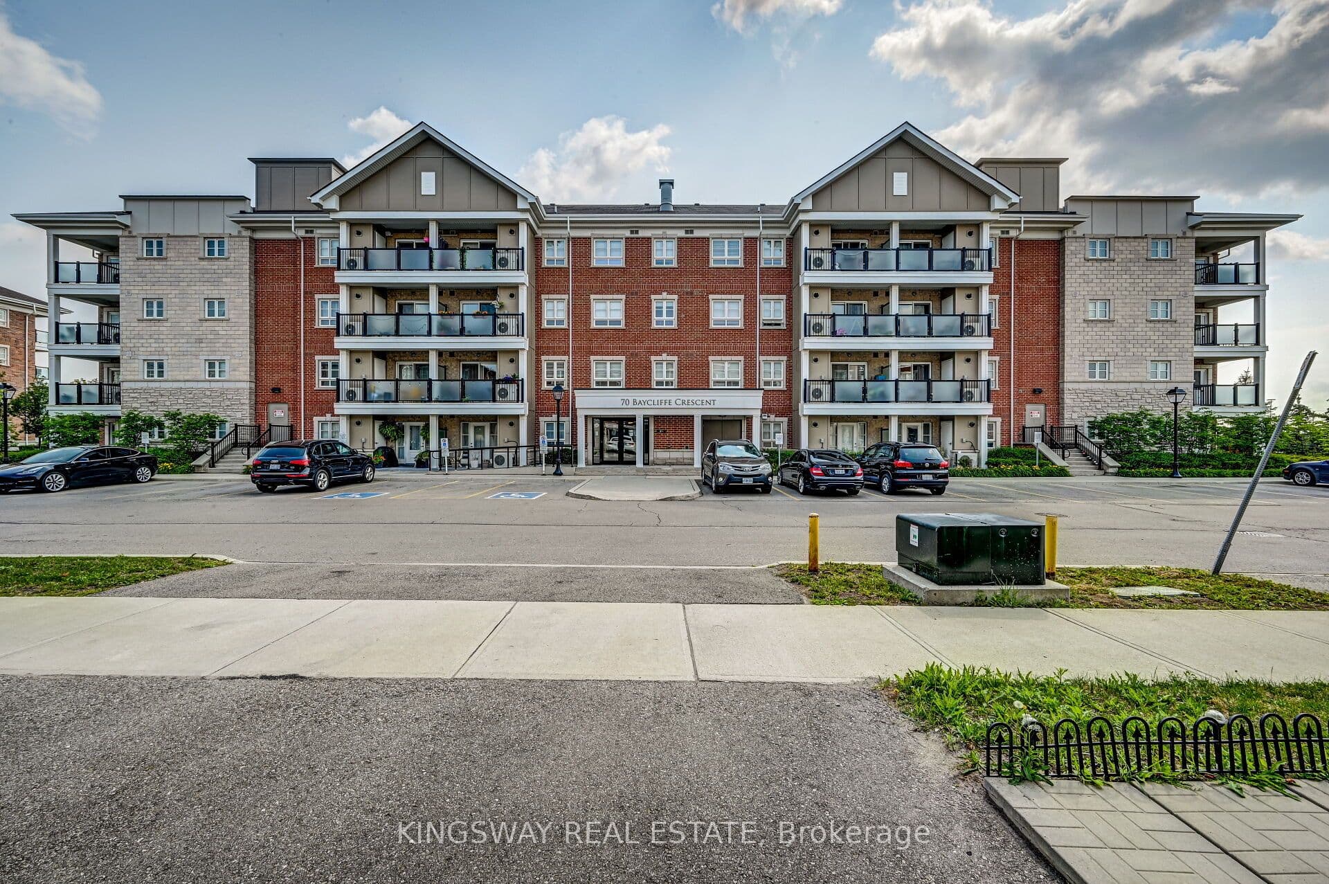 Unit 303 70 BAYCLCIFFE Crescent photo 1