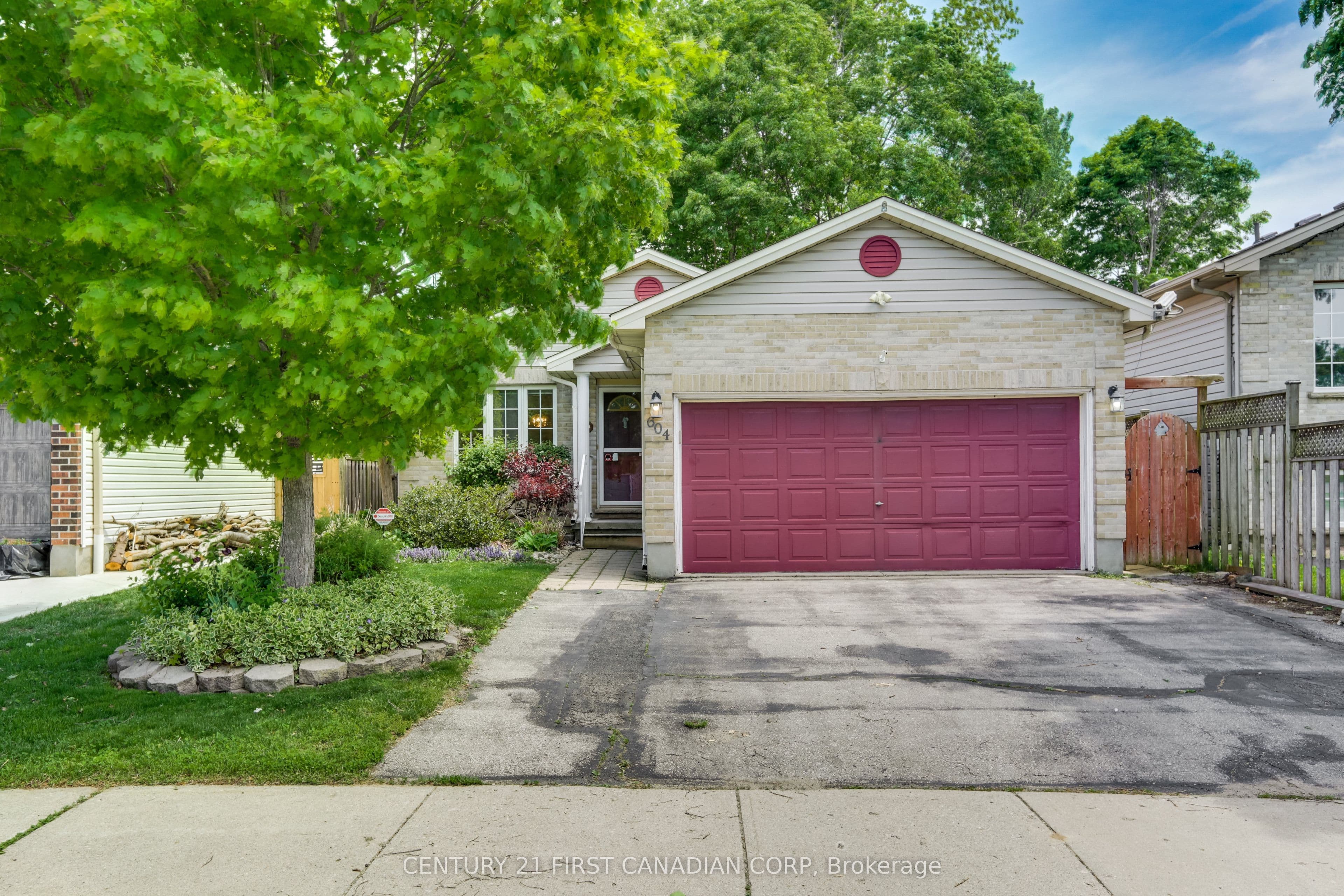 604 TALLTREE Crescent photo 1