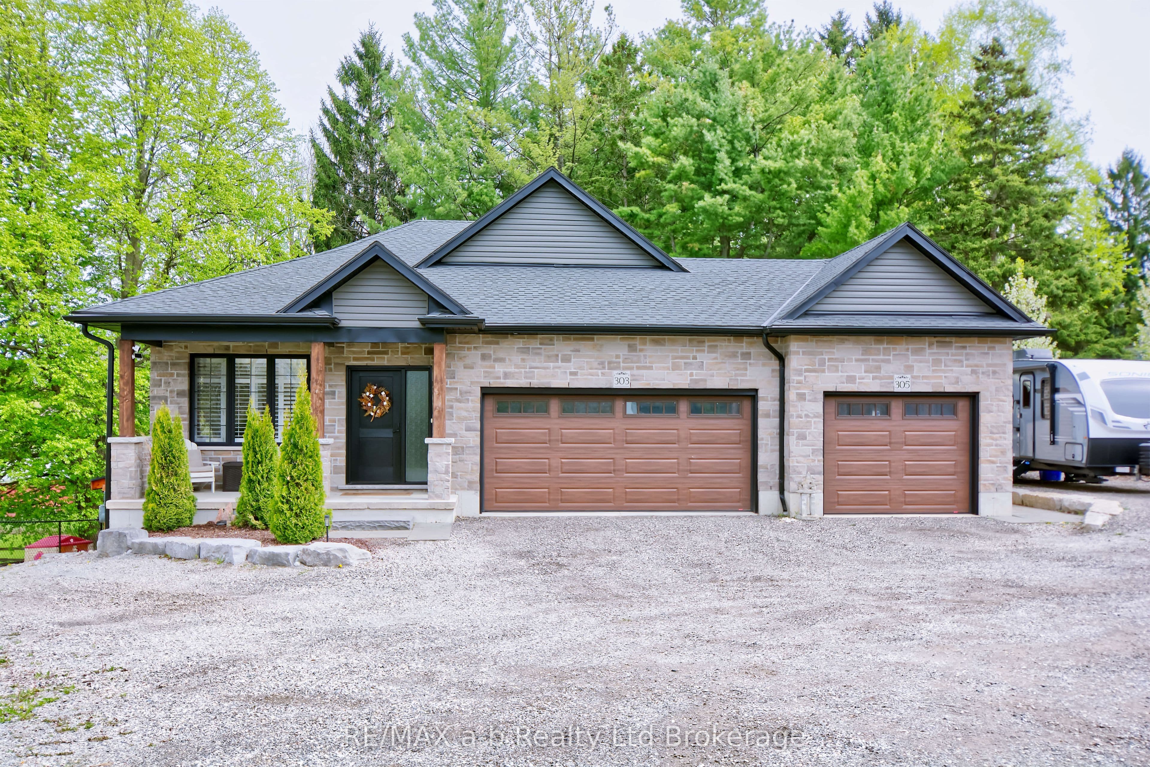 305 Robinson Street photo 1