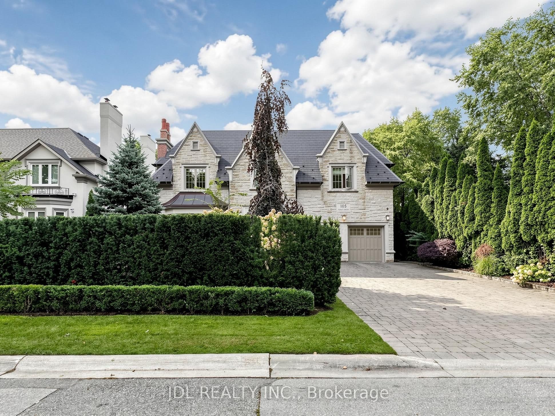 105 Arjay Crescent photo 1
