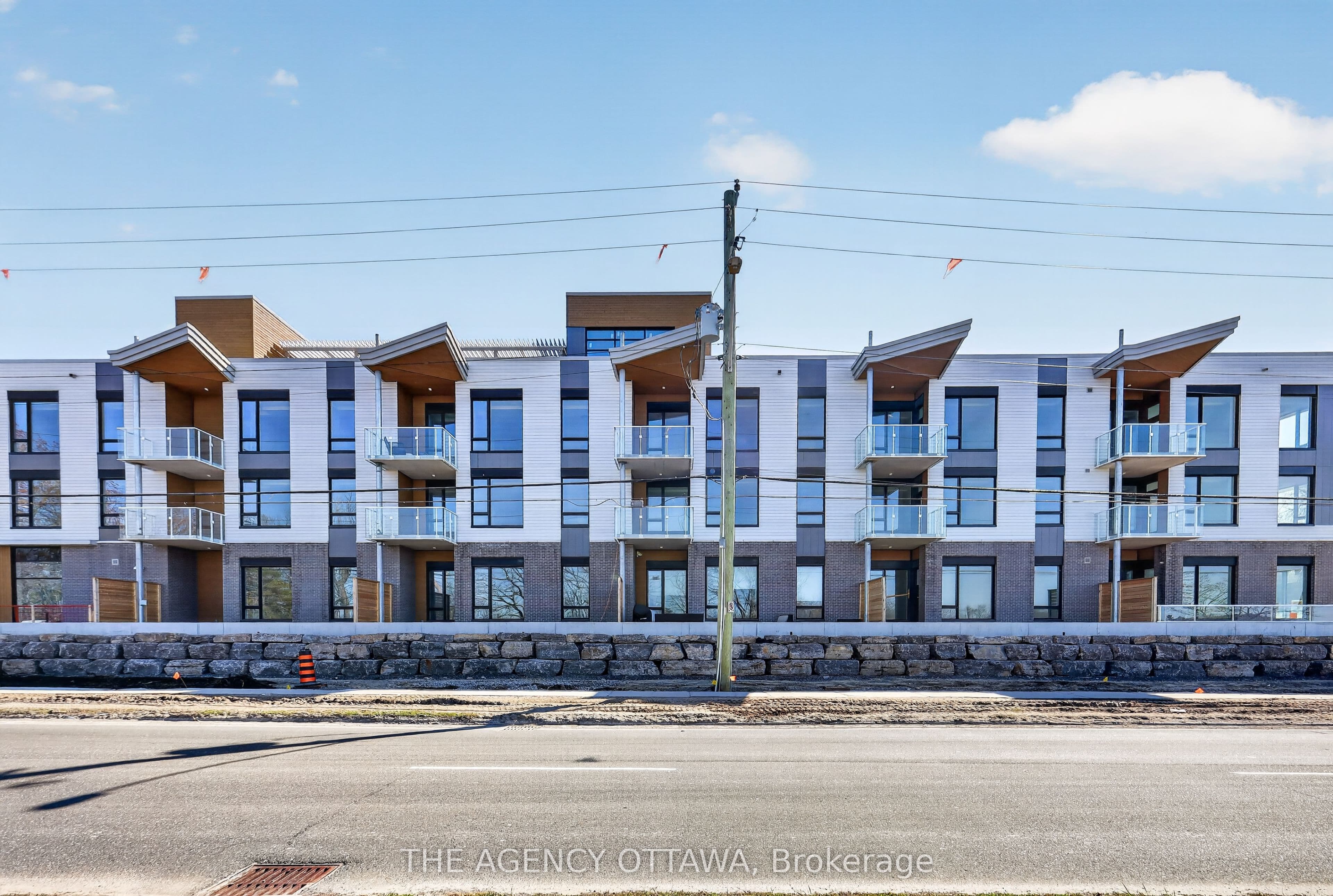 Unit 103 3071 Riverside Drive photo 1