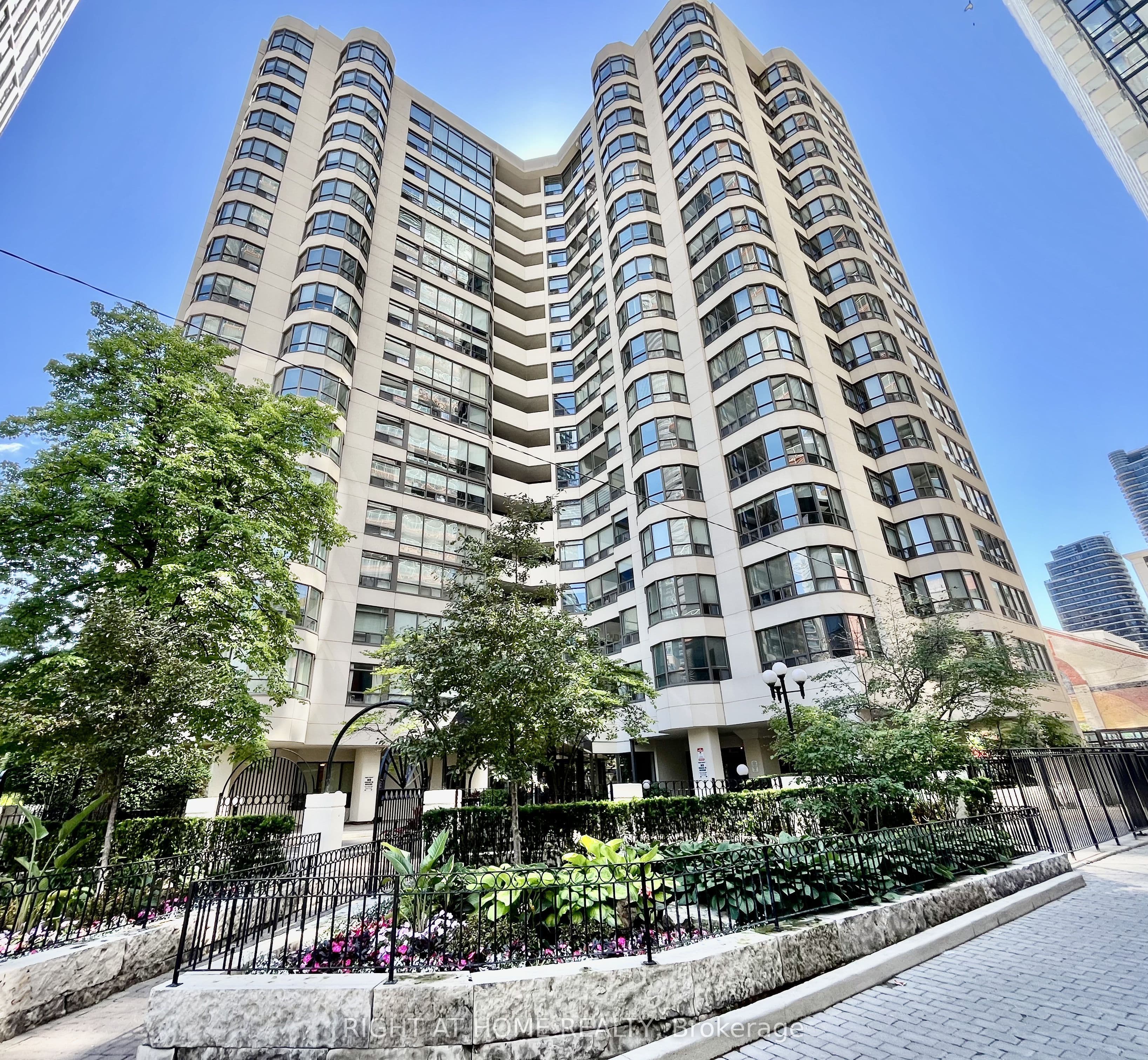 Unit 1001 25 Maitland Street photo 1