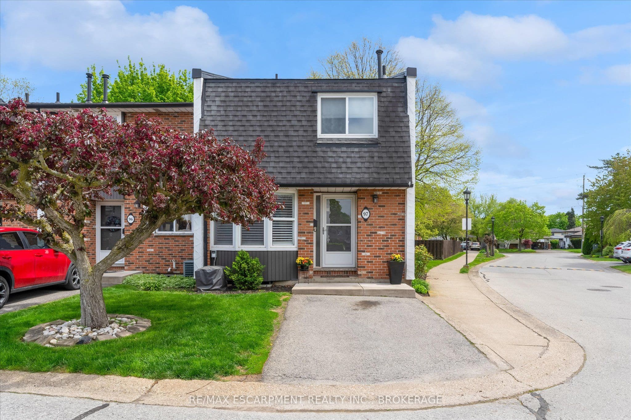 Unit 97 77 LINWELL Road photo 1
