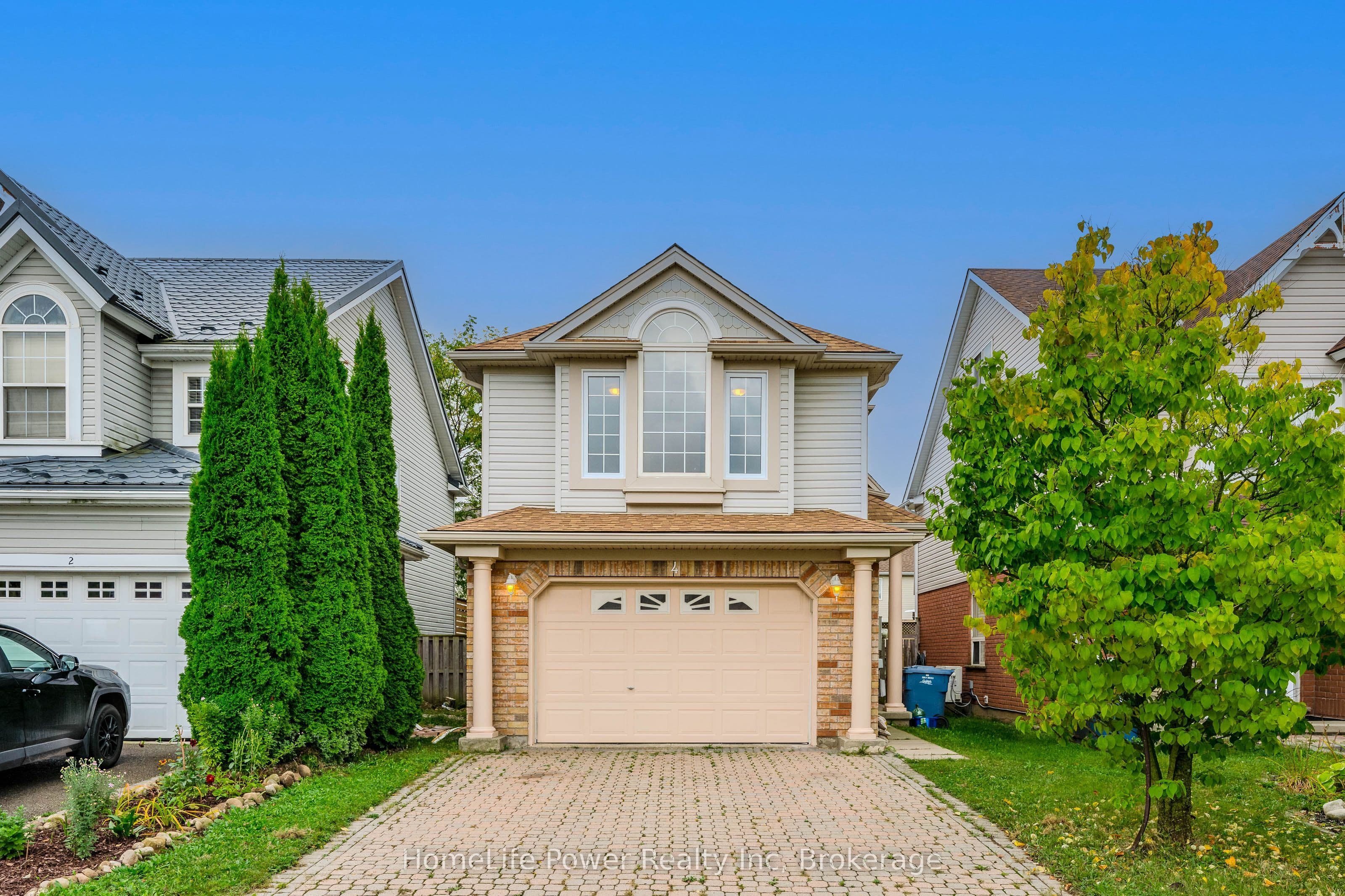 4 DARLING Crescent photo 1