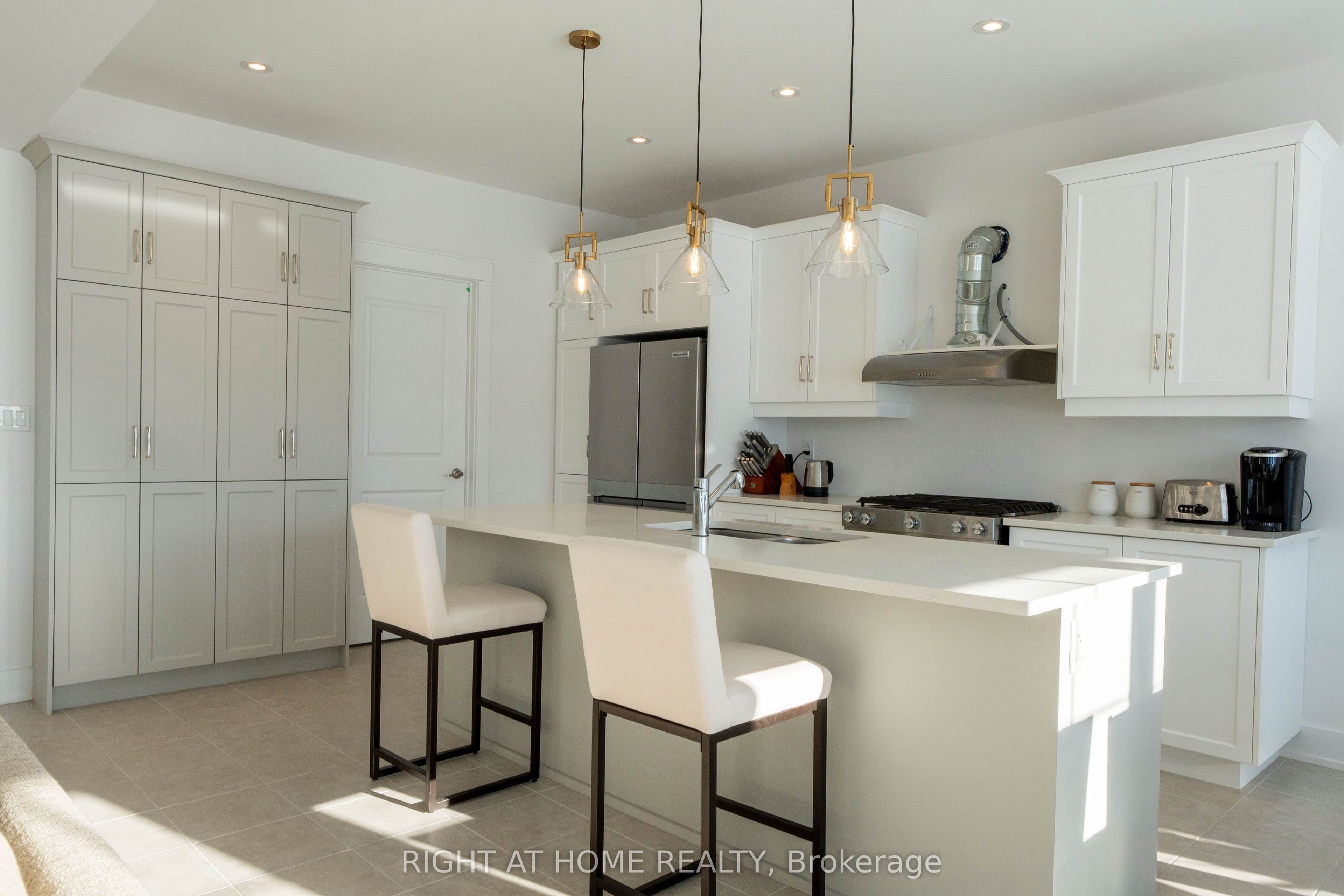 105 Laurens Lane photo 1