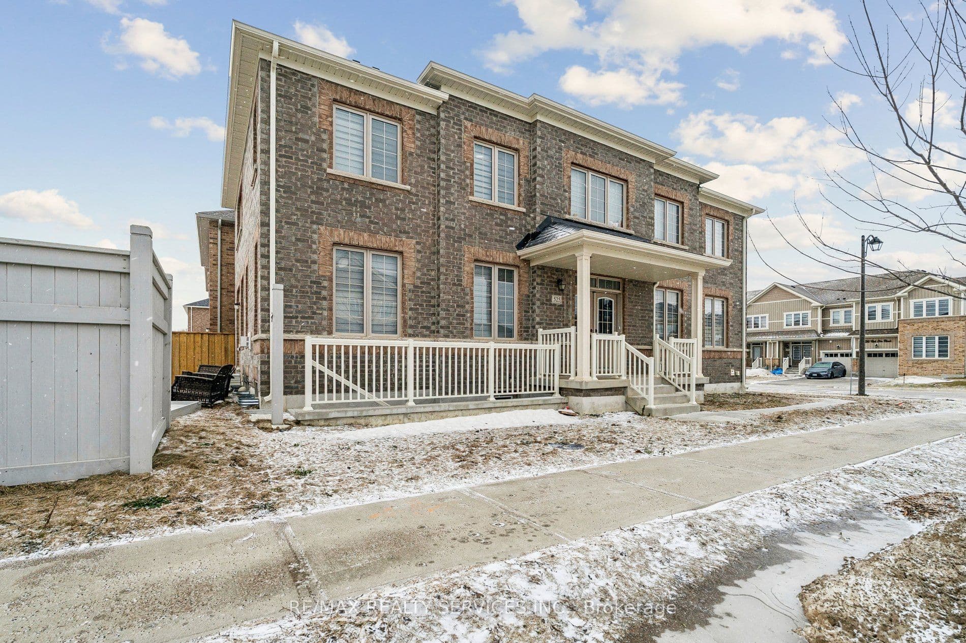 525 Red Elm Road photo 1