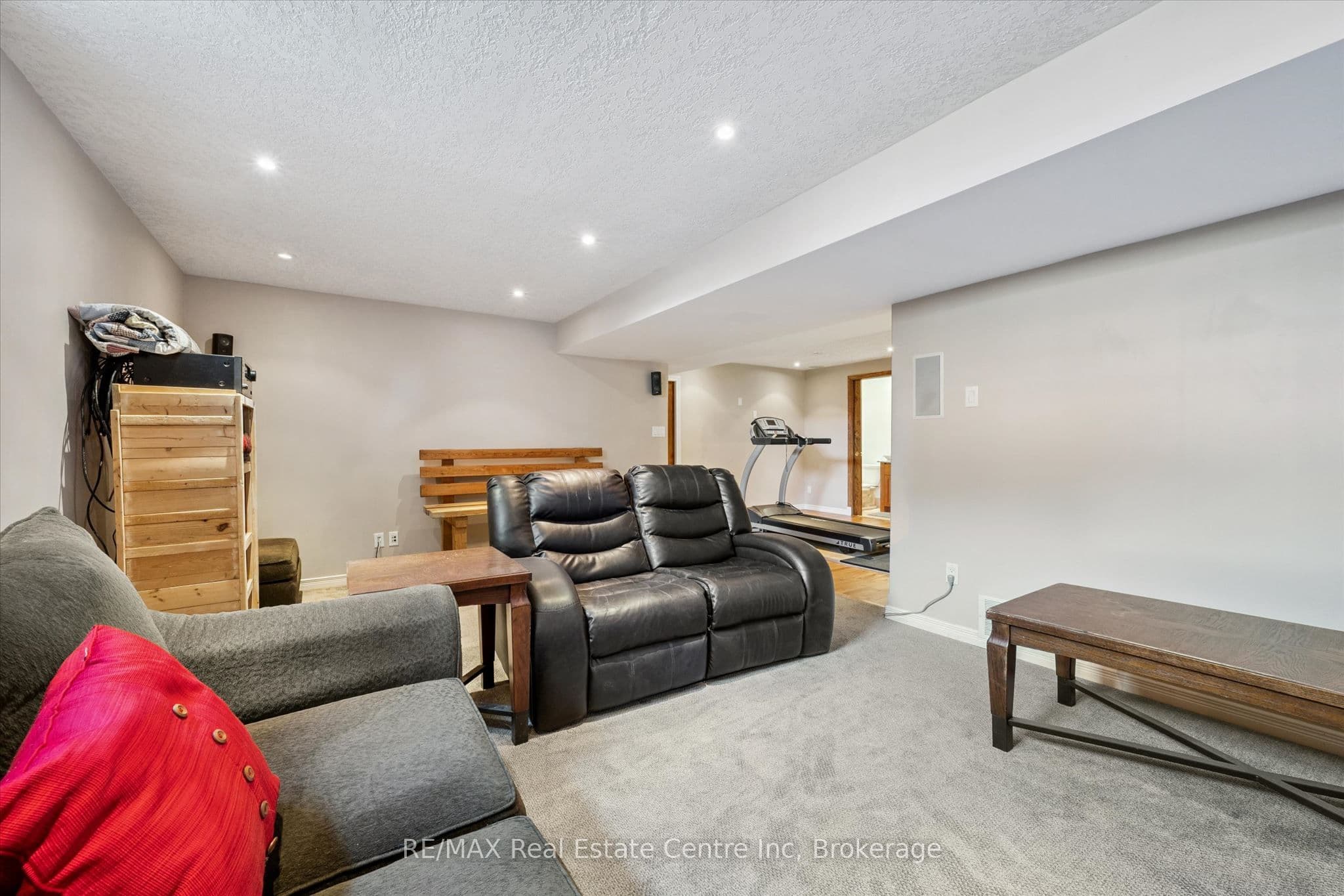 332 Daniel Crescent photo 1
