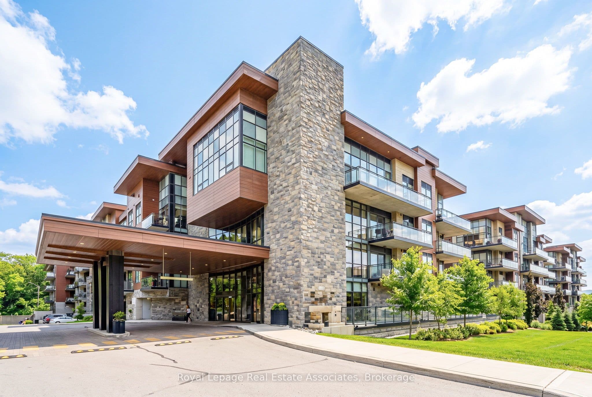 Unit GR26 1575 Lakeshore Road photo 1