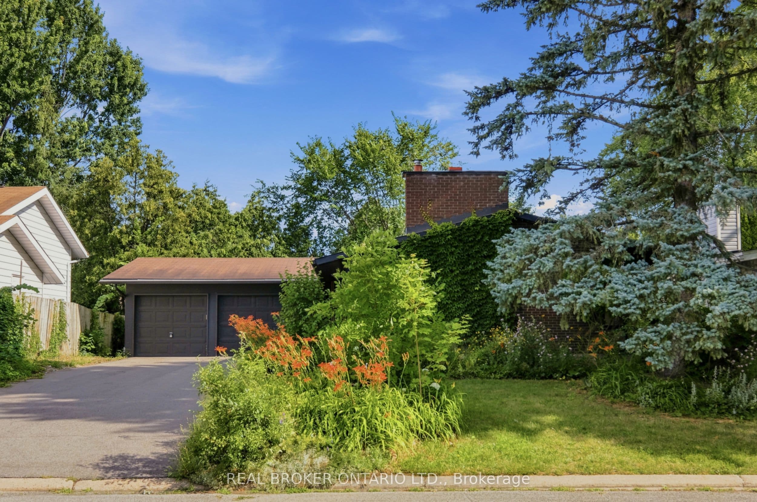 2021 Woodglen Crescent photo 1