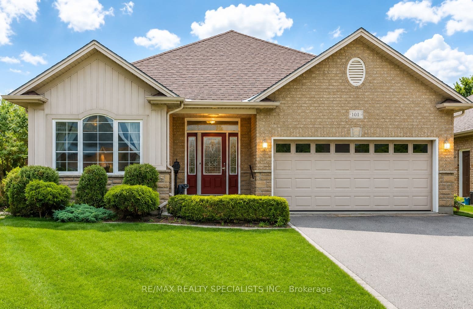 61 Jones Crescent photo 1