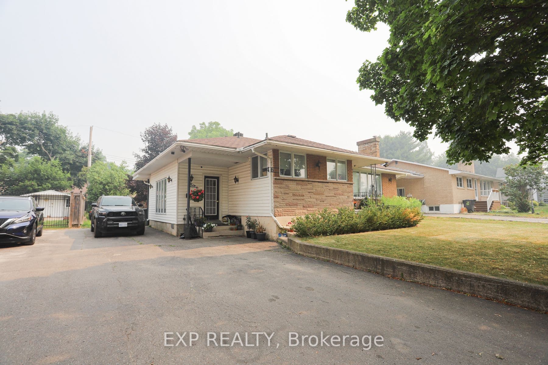 46 Laurentian Drive photo 1