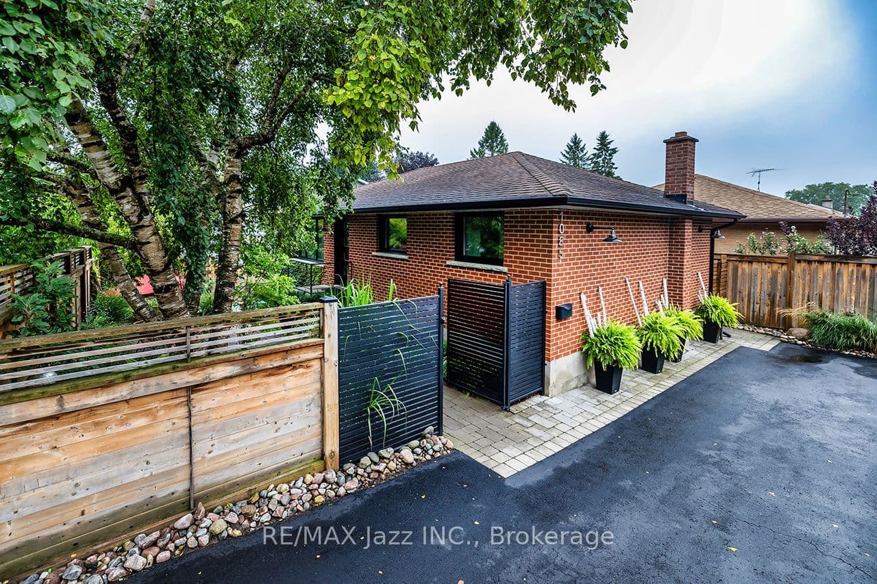 1085 Willowdale Avenue photo 1