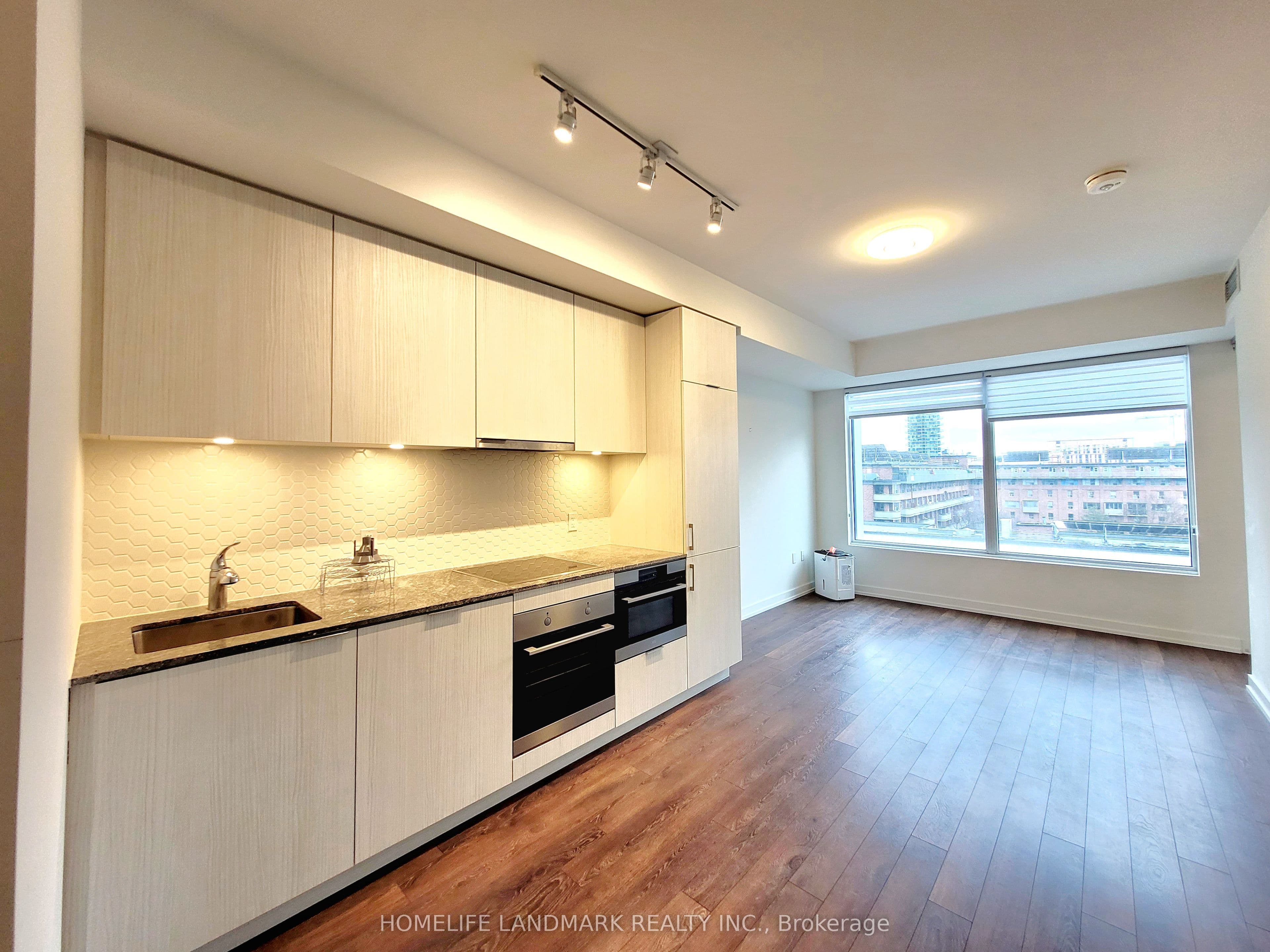 Unit 623 158 Front Street photo 1