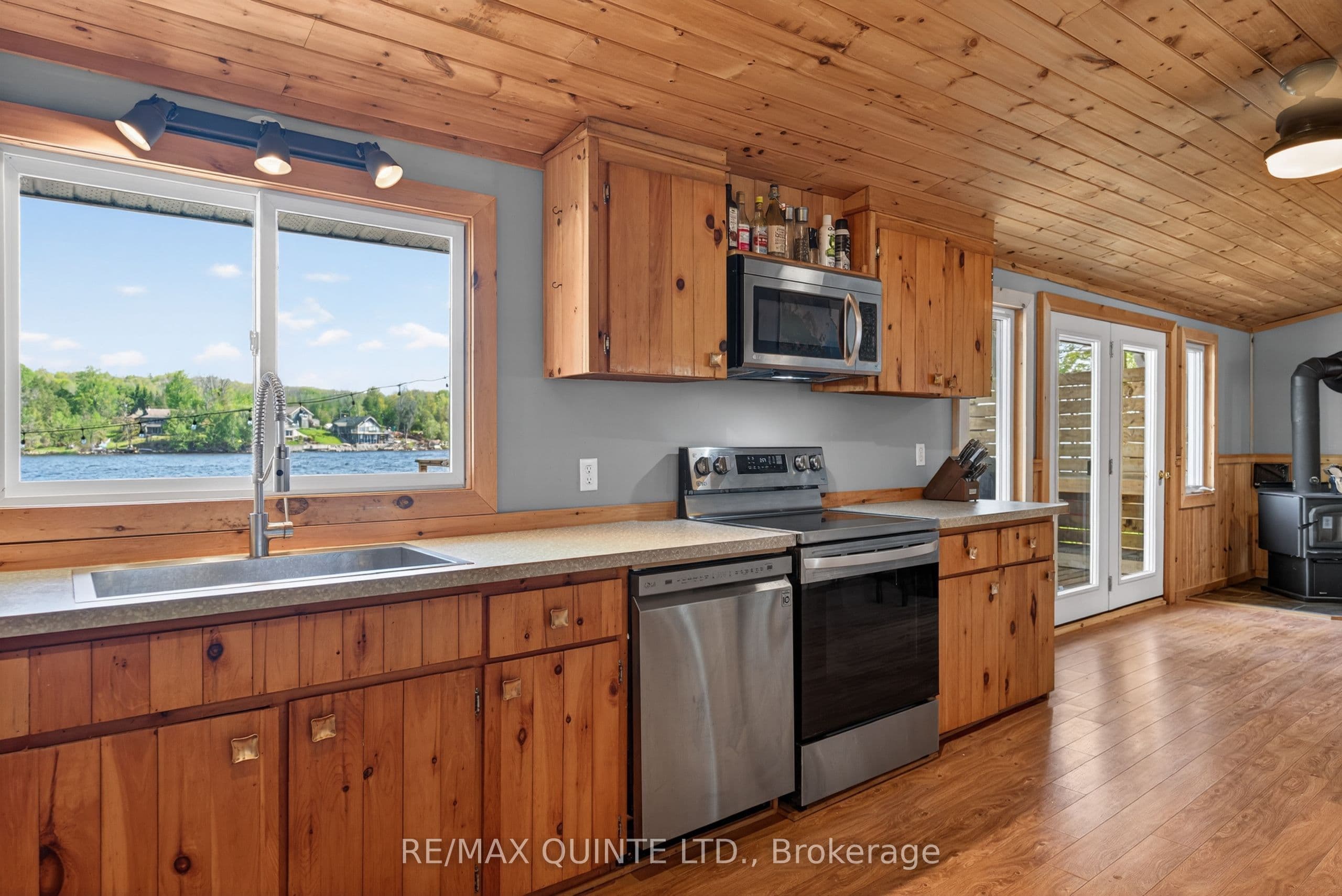 585 Pine Point Lane photo 1