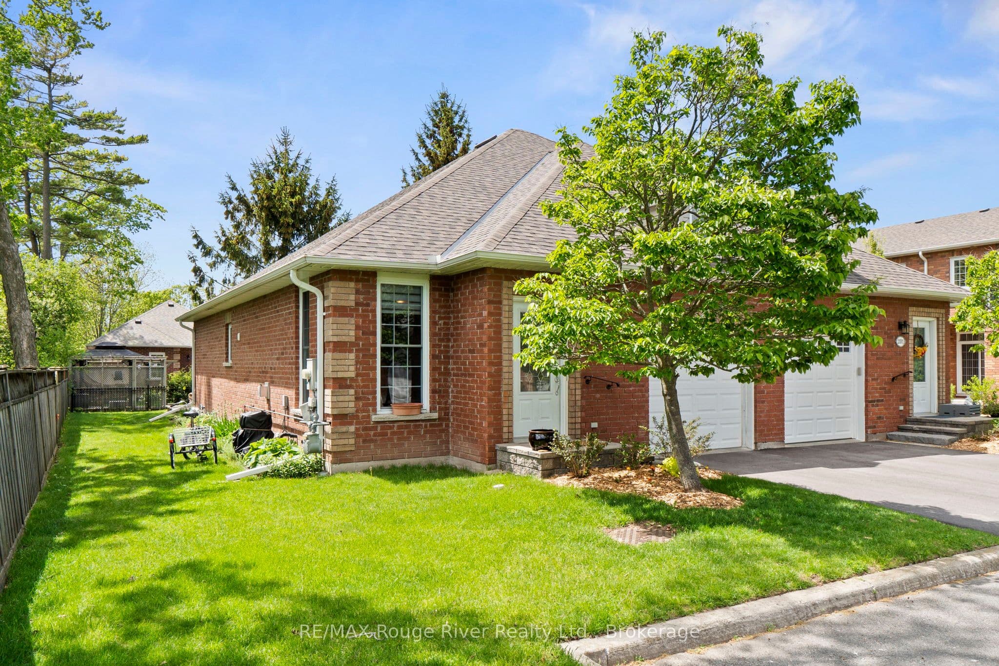 Unit 202 300 D'arcy Street photo 1