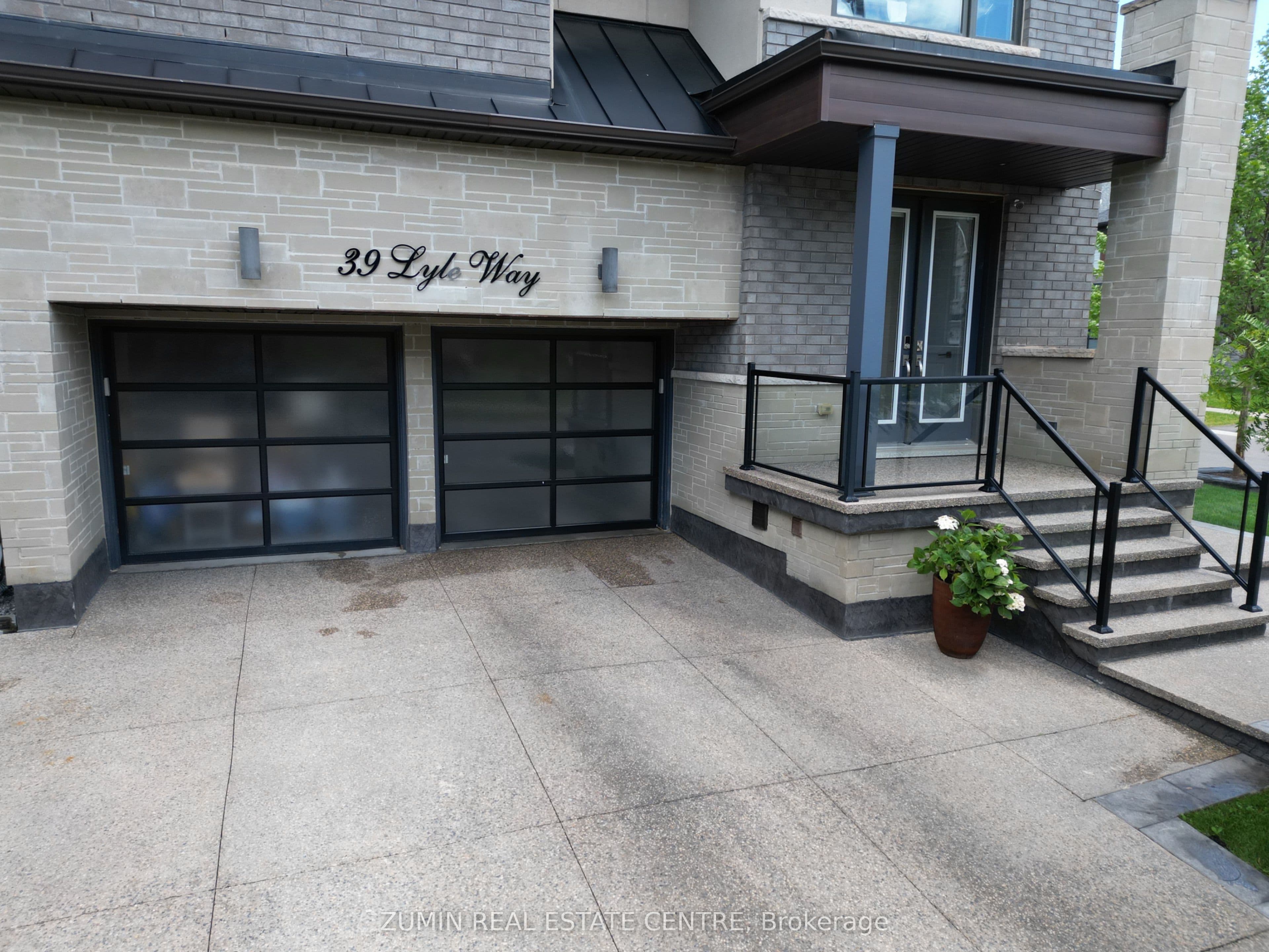 39 Lyle Way photo 1